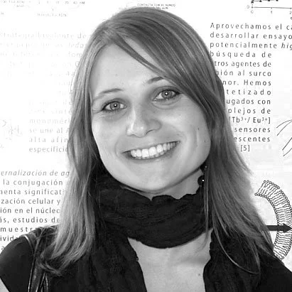 A woman with shoulder-length hair wearing a black scarf and a dark top, smiling, with scientific diagrams and text in Spanish in the background.