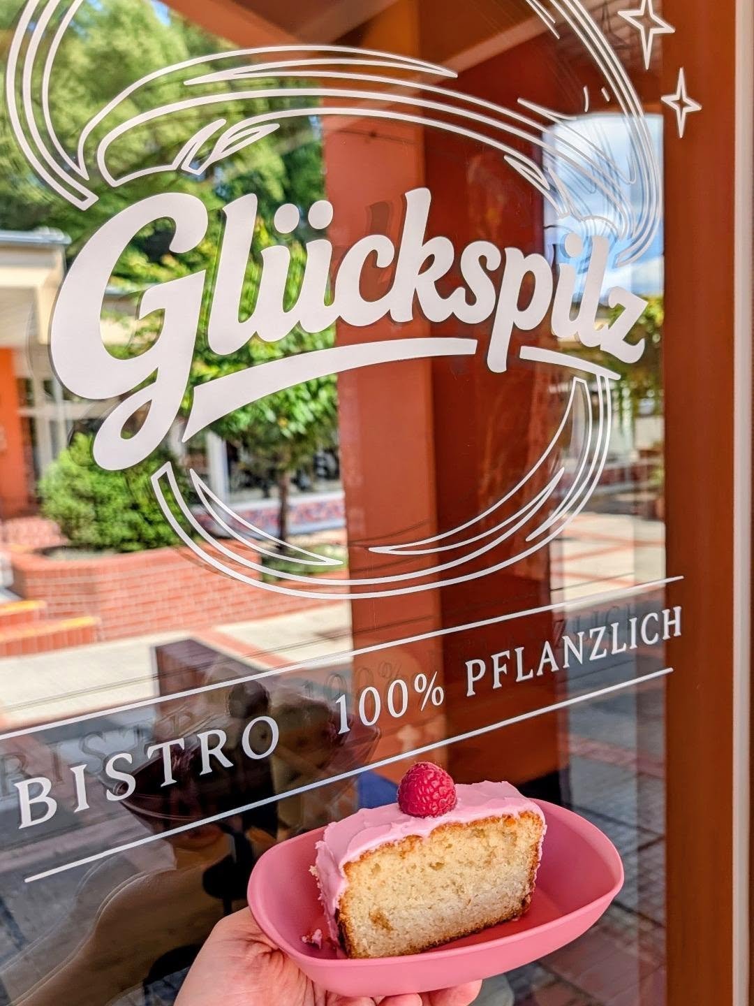 Die letzten Vorbereitungen im Bistro laufen, ein bisschen B&uuml;rokratie ist noch abzuwarten und nebenbei wird flei&szlig;ig an der Karte gearbeitet 💚 mit ein bisschen Gl&uuml;ck k&ouml;nnen wir noch im Juli er&ouml;ffnen 🌱 bleibt gespannt!

#gl&u