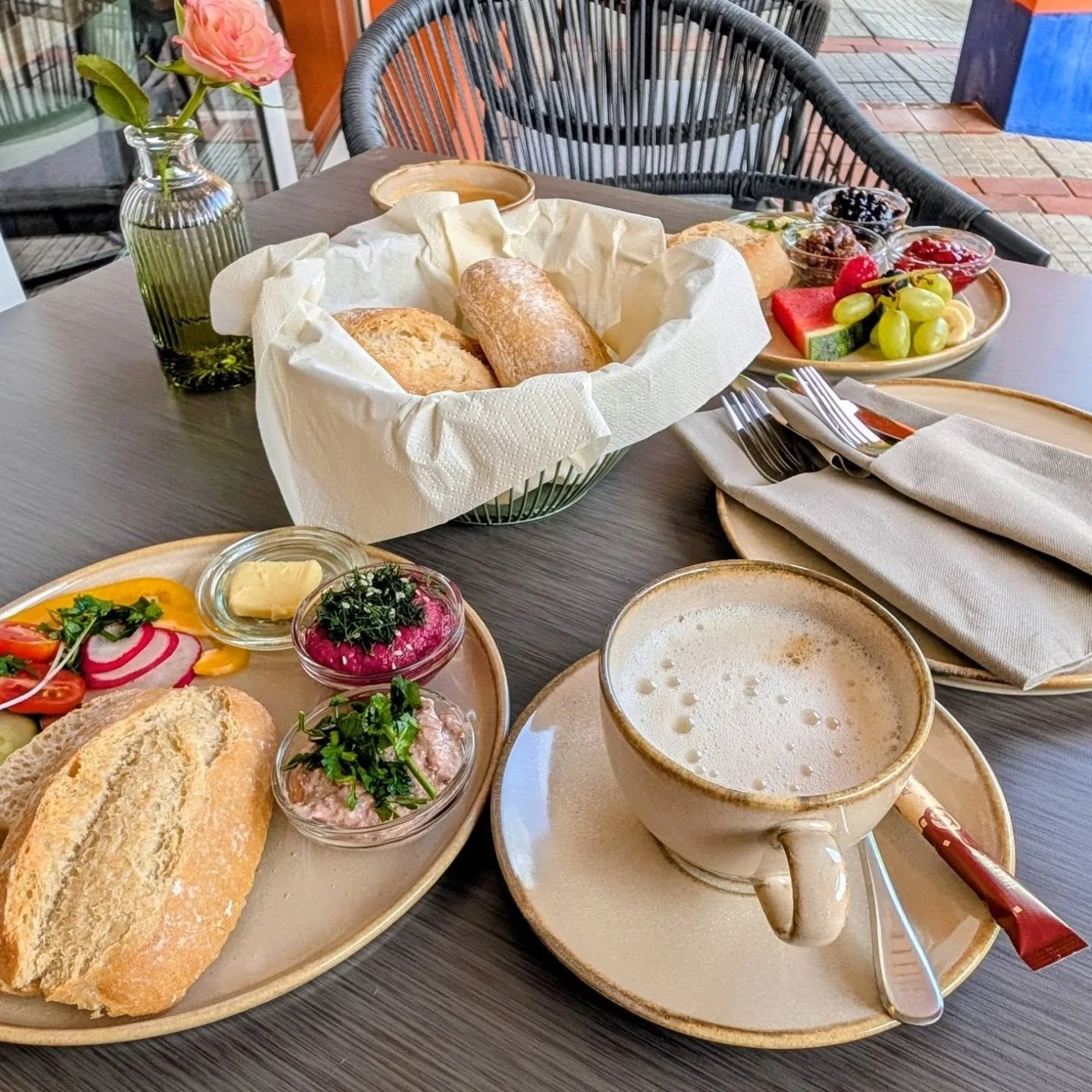 Wir sind noch immer ganz &uuml;berw&auml;ltigt von gestrigen Tag! Danke an alle G&auml;ste, Freunde, Familie und Rhinpassagen-Nachbar*innen, die unseren Start so besonders gemacht haben. Wir konnten gerade noch das Fr&uuml;hst&uuml;ck fotografieren u