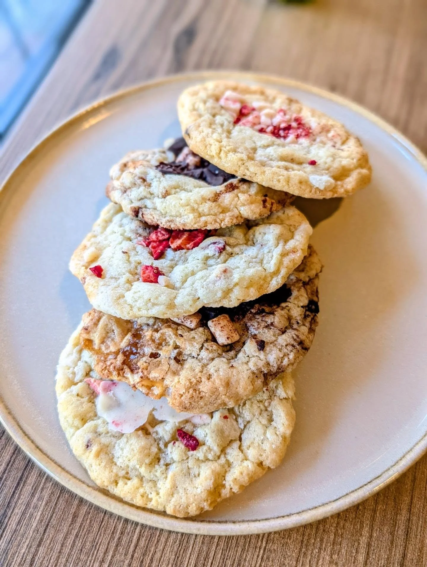 Unsere s&uuml;&szlig;en Klassiker 💚 Cookies in Erdbeer-Wei&szlig;e Schoki und Marshmallow-Schoki und nat&uuml;rlich unser Russischer Zupfkuchen 🍪 dazu einen w&auml;rmenden Kaffee oder Tee und der Herbst kann kommen 😍

#gl&uuml;ckspilz #rheinsberg 