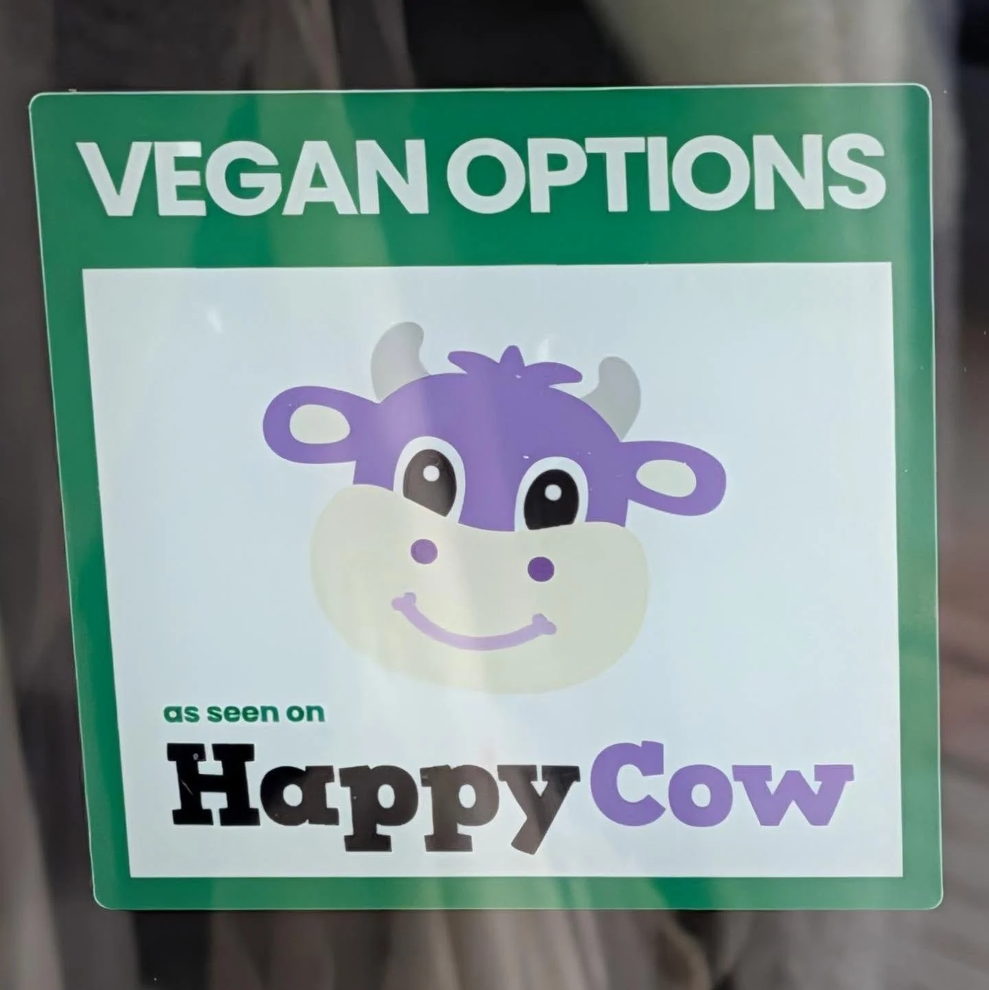 Wir sind jetzt auch stolze HappyCow-Sticker-Besitzer 💚 und nat&uuml;rlich haben wir nicht nur vegane Optionen, sondern sind zu 100% pflanzlich 🌱🍀🍄&zwj;🟫 @happycow

#gl&uuml;ckspilz #rheinsberg #veganindeutschland #pflanzlich #brandenburgvegan