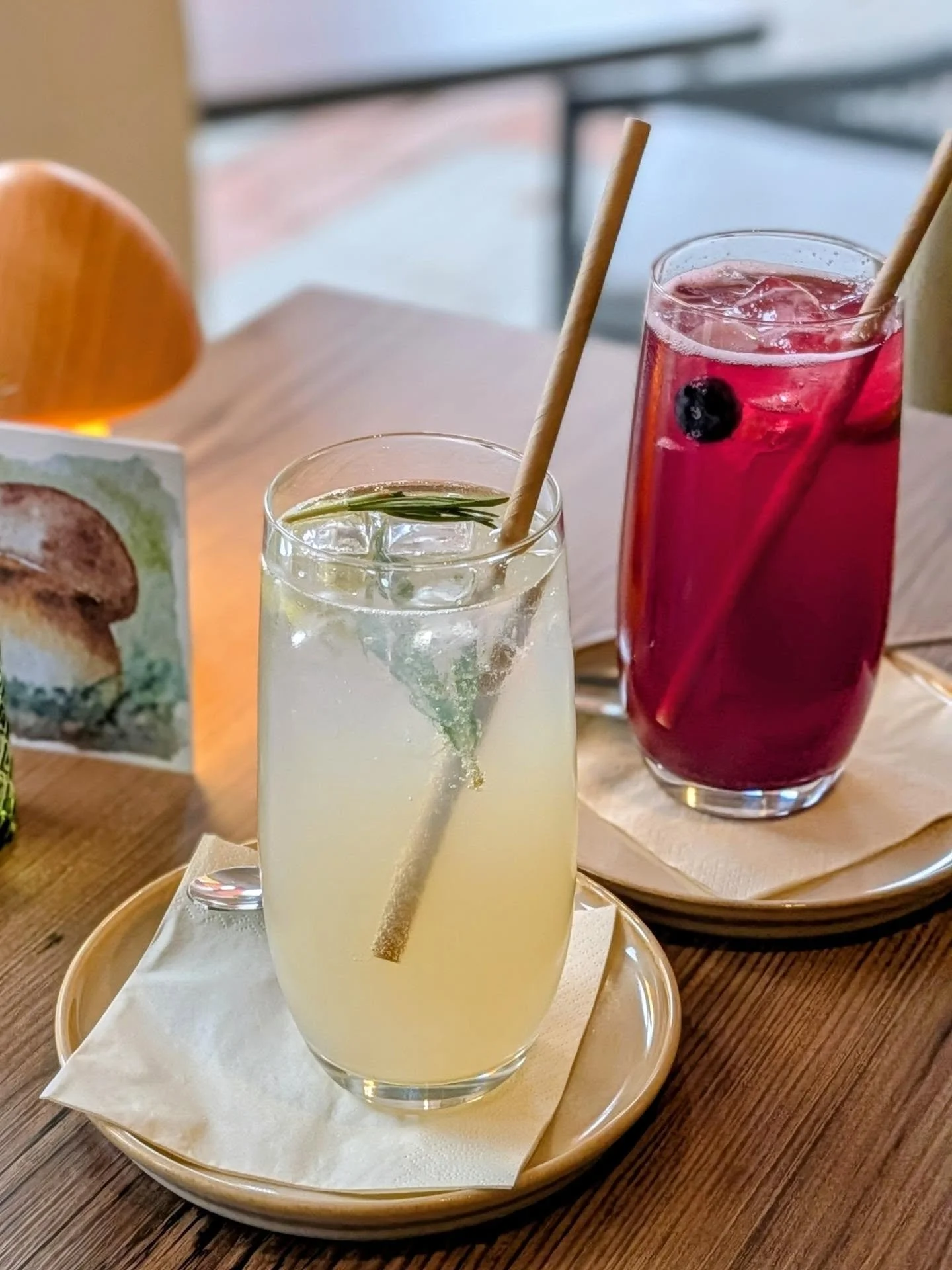 Wir lieben Limonade! 💚 Und wir freuen uns, dass es euch genauso geht! Unsere Zitrone -Rosmarin-Limonade 🍋 ist dauerhaft auf der Karte und wird begleitet von mindestens einer weiteren Sorte. Aktuell Erdbeer-Minze 🍓 super erfrischend - auch im Herbs
