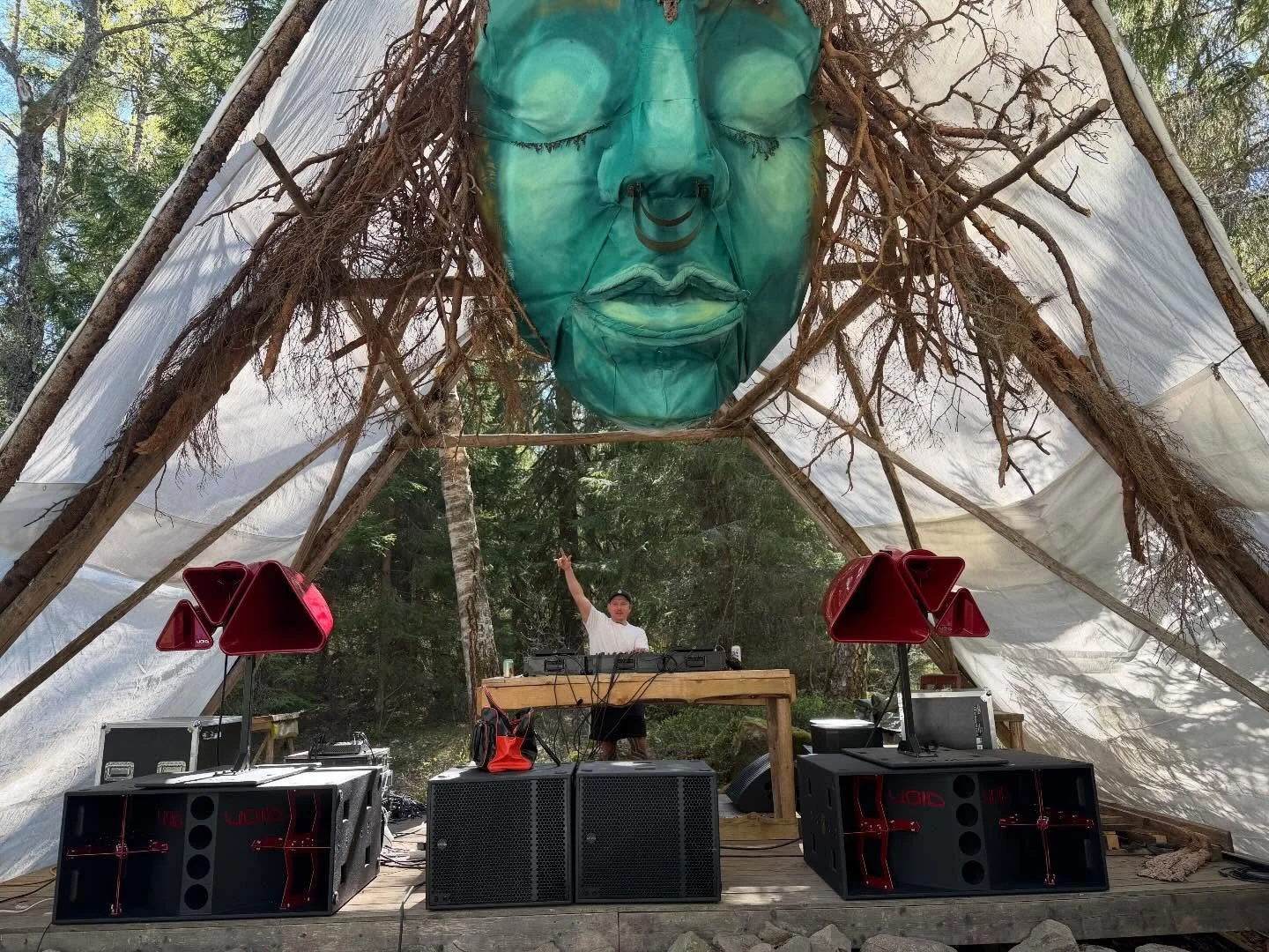 Outdoor sound education session with Swedens Void expert @pascal.strauss.loudio. training delays, Eq and troubleshooting connectors. In the beautiful #foreststarfestival #foreststar 
Thank you for this day!
Special thanks to @phranksway who joined to
