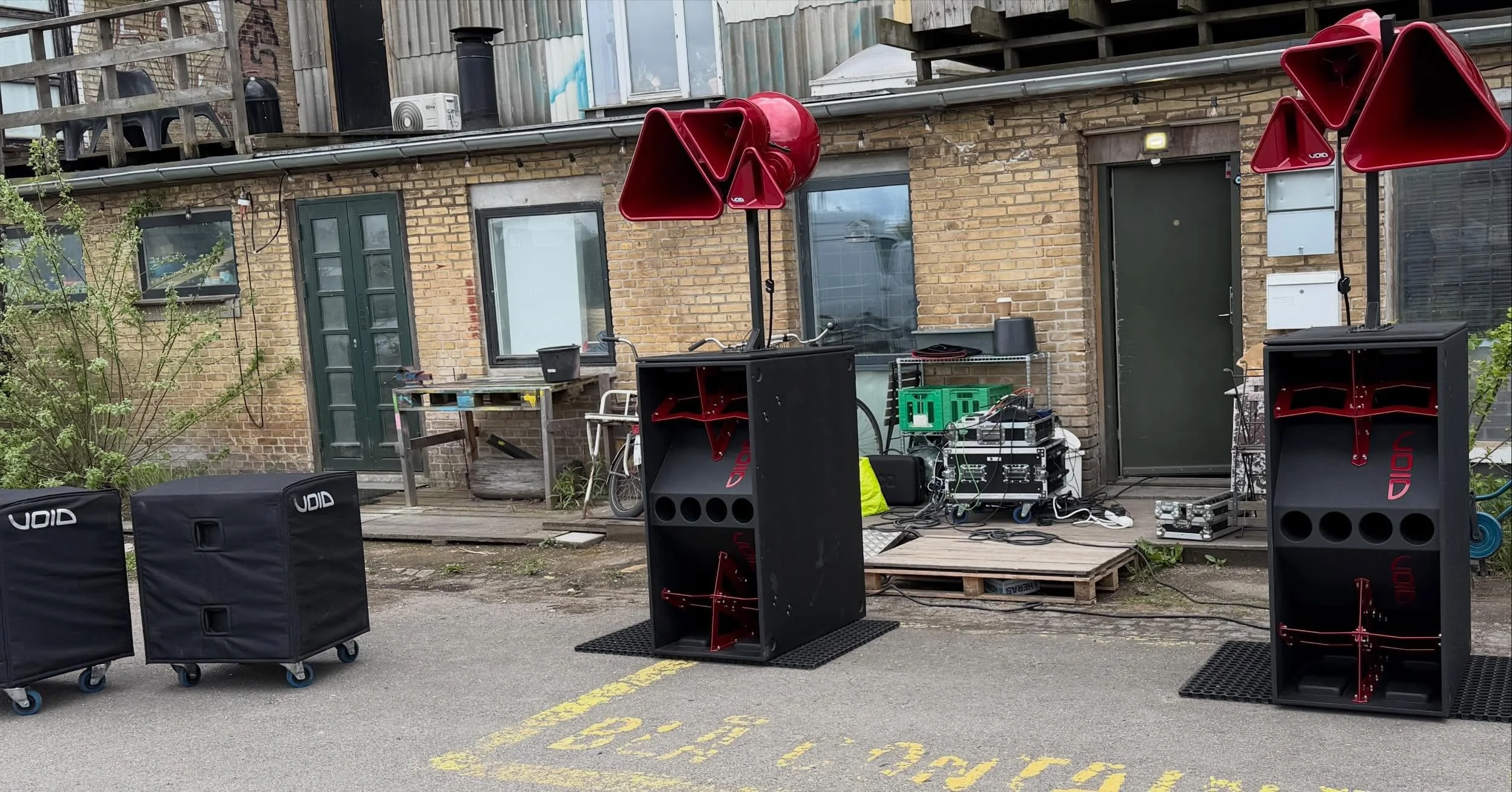 Another training session outdoor with @phranksway on a windy day! system is now fine tuned and ready for events! PM for bookings! events and party&rsquo;s up to 500ppl! Dj Gear: Pioneer V10 + 2 x alpha theta 3000x players!

Experience the sound, not 