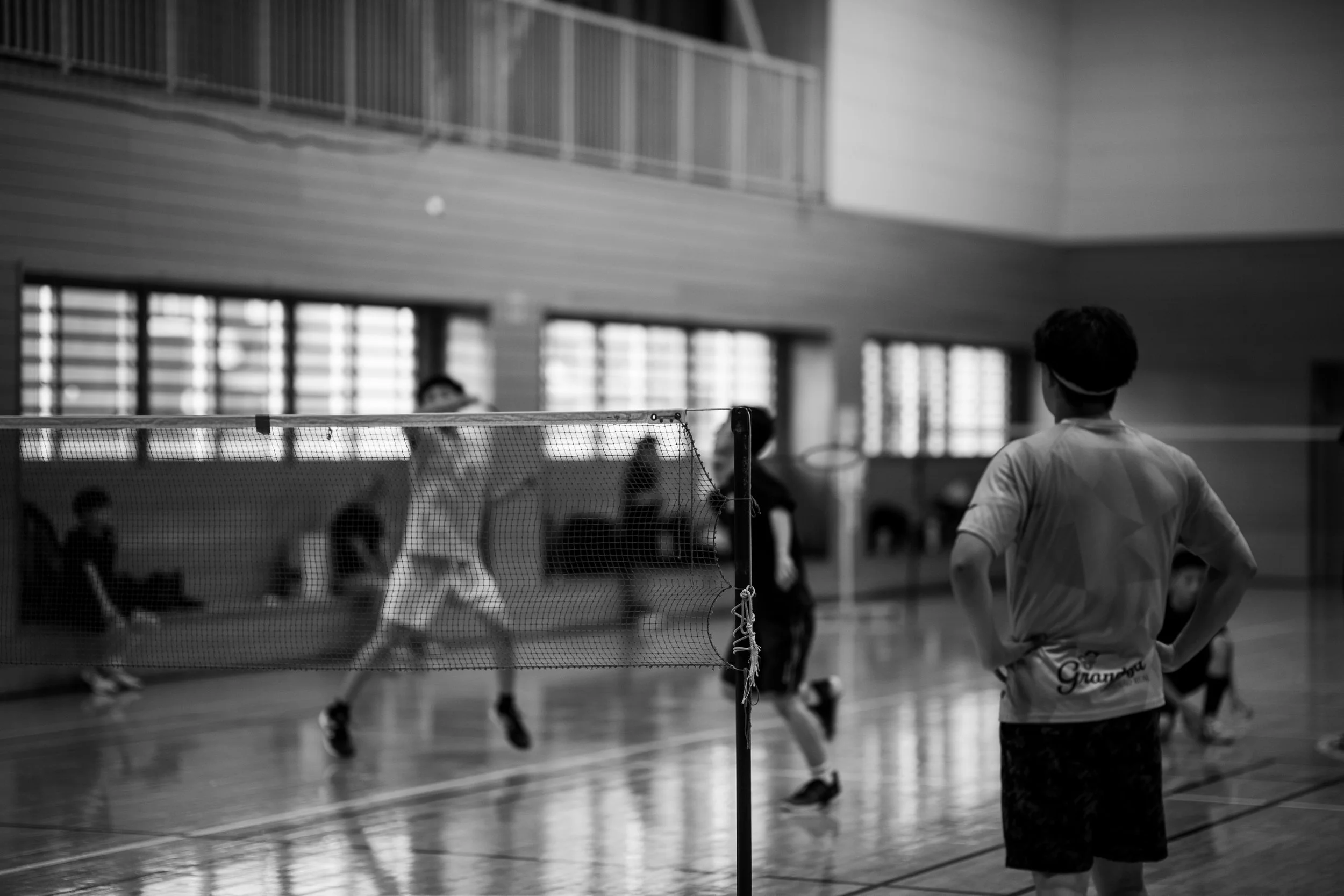 山形県鶴岡市のバドミントンクラブ「BC鶴岡」のジュニア選手。地区総体前夜の体育館でシャトルを打つ練習風景-7