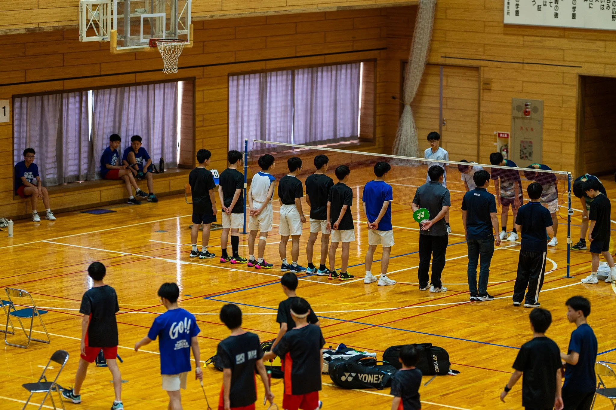 山形県鶴岡市のバドミントンチーム【BC鶴岡】地区総体2026で互いの健闘を称え合うメンバーの姿-2