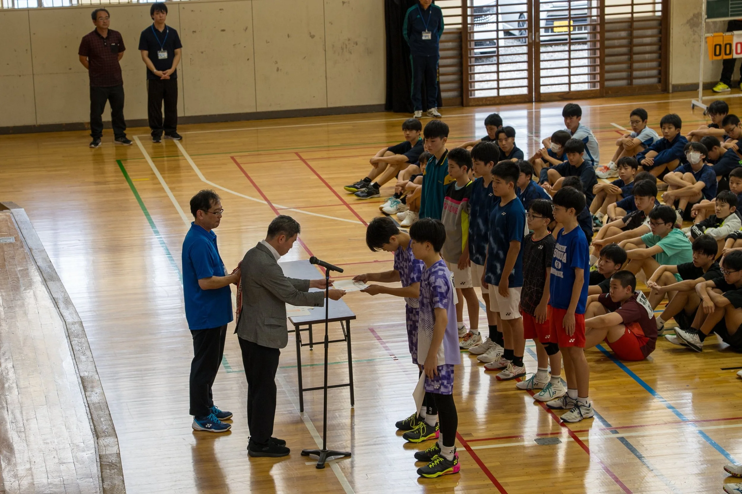 田川地区新人戦2026 山形県鶴岡市バドミントン 表彰式に臨む選手たち