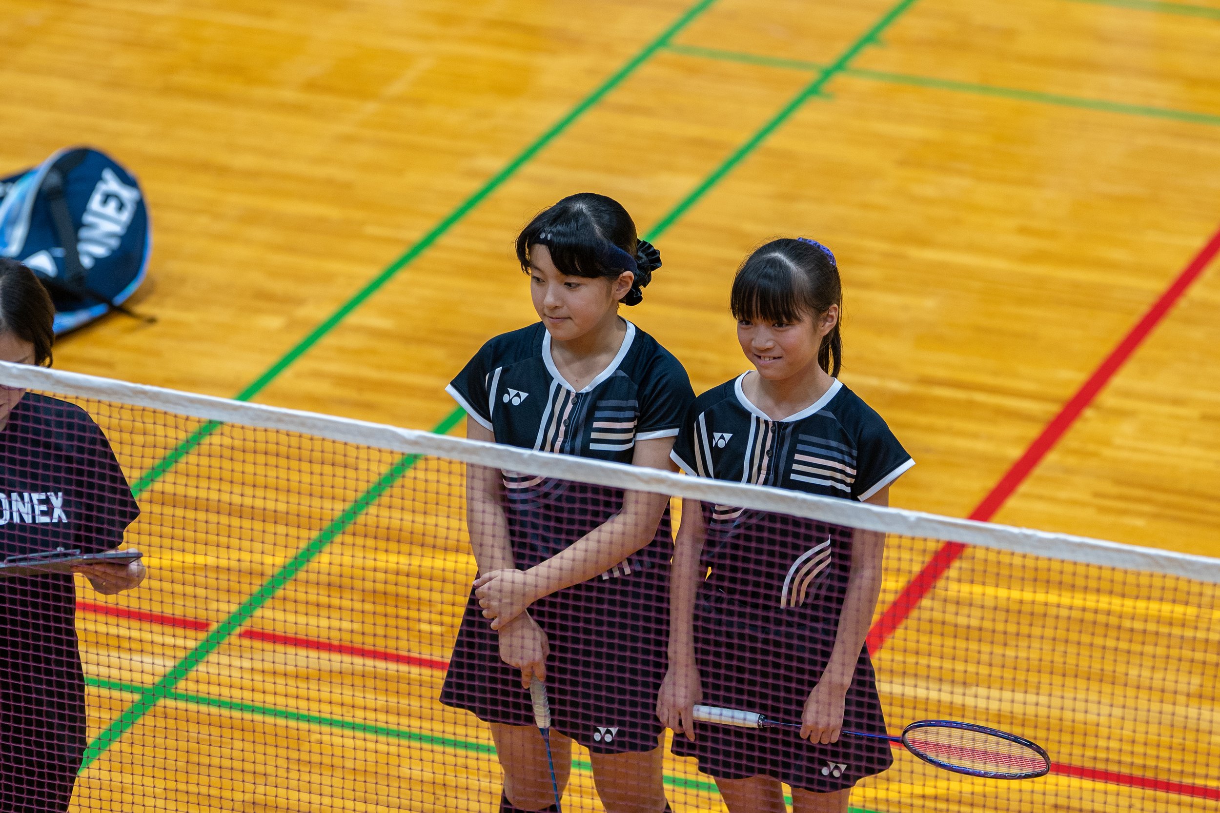 ネット際に並ぶ鶴六のダブルスペア｜第34回山形県少年少女スポーツ交流大会（新庄市体育館）