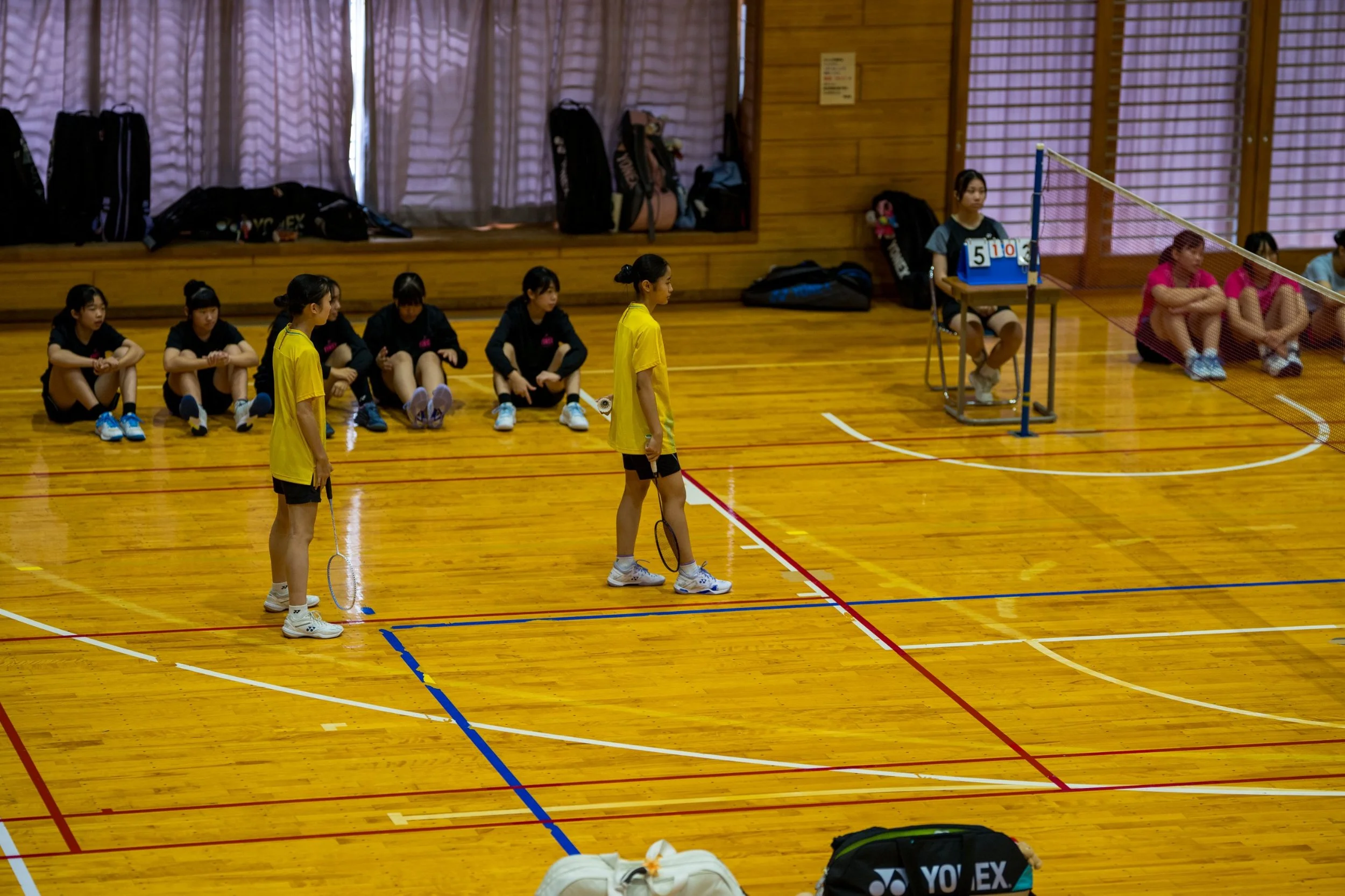 田川地区新人戦2026 山形県鶴岡市バドミントン 試合前のコートで順番を待つ選手たち