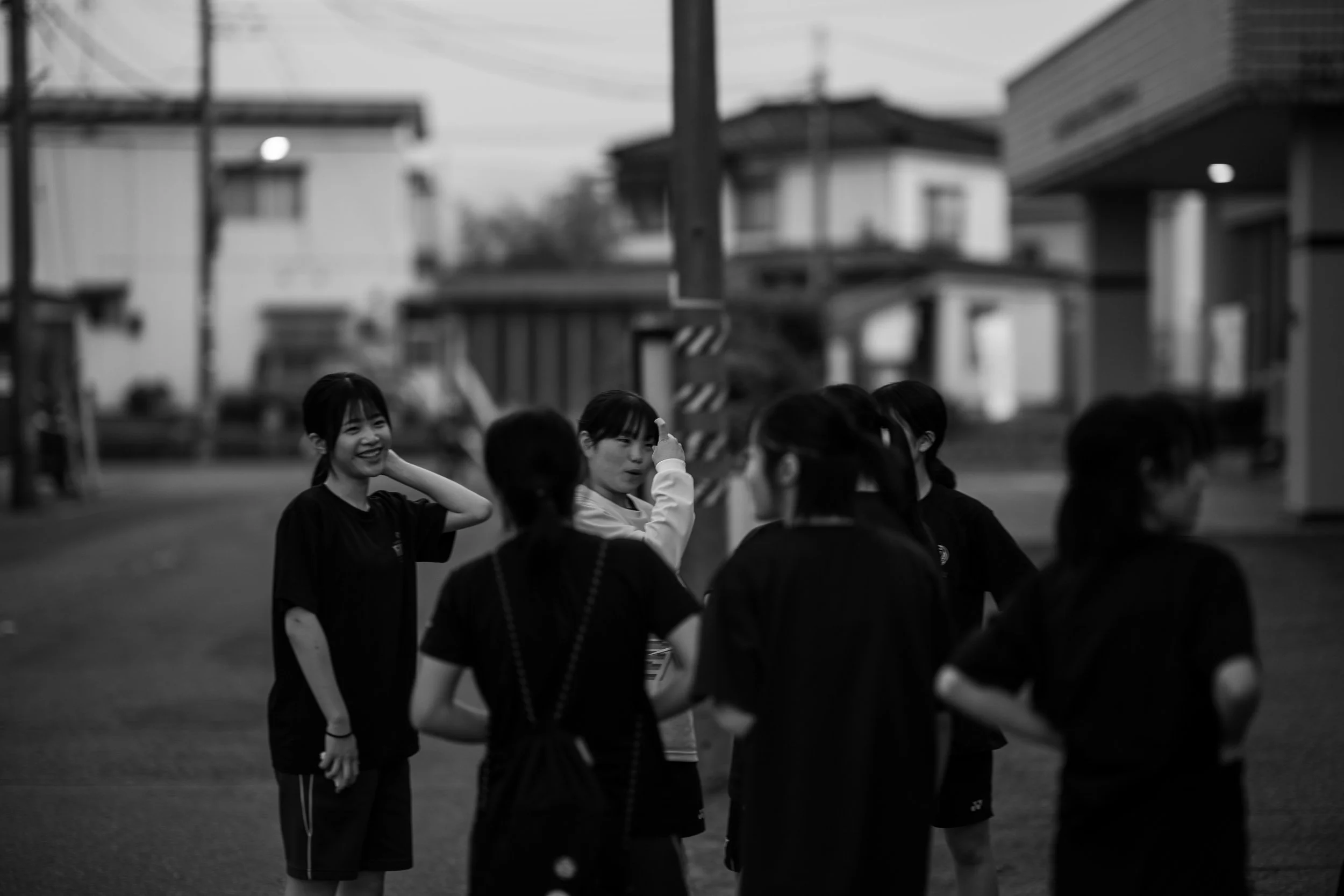 山形県鶴岡市のバドミントンクラブ「BC鶴岡」のジュニア選手。地区総体前夜の体育館でシャトルを打つ練習風景-3