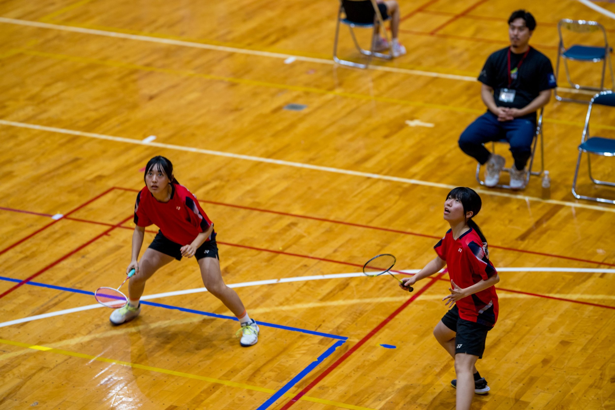 田川地区新人戦2026 バドミントン ダブルスの構えでシャトルを見上げる二人の選手
-04	