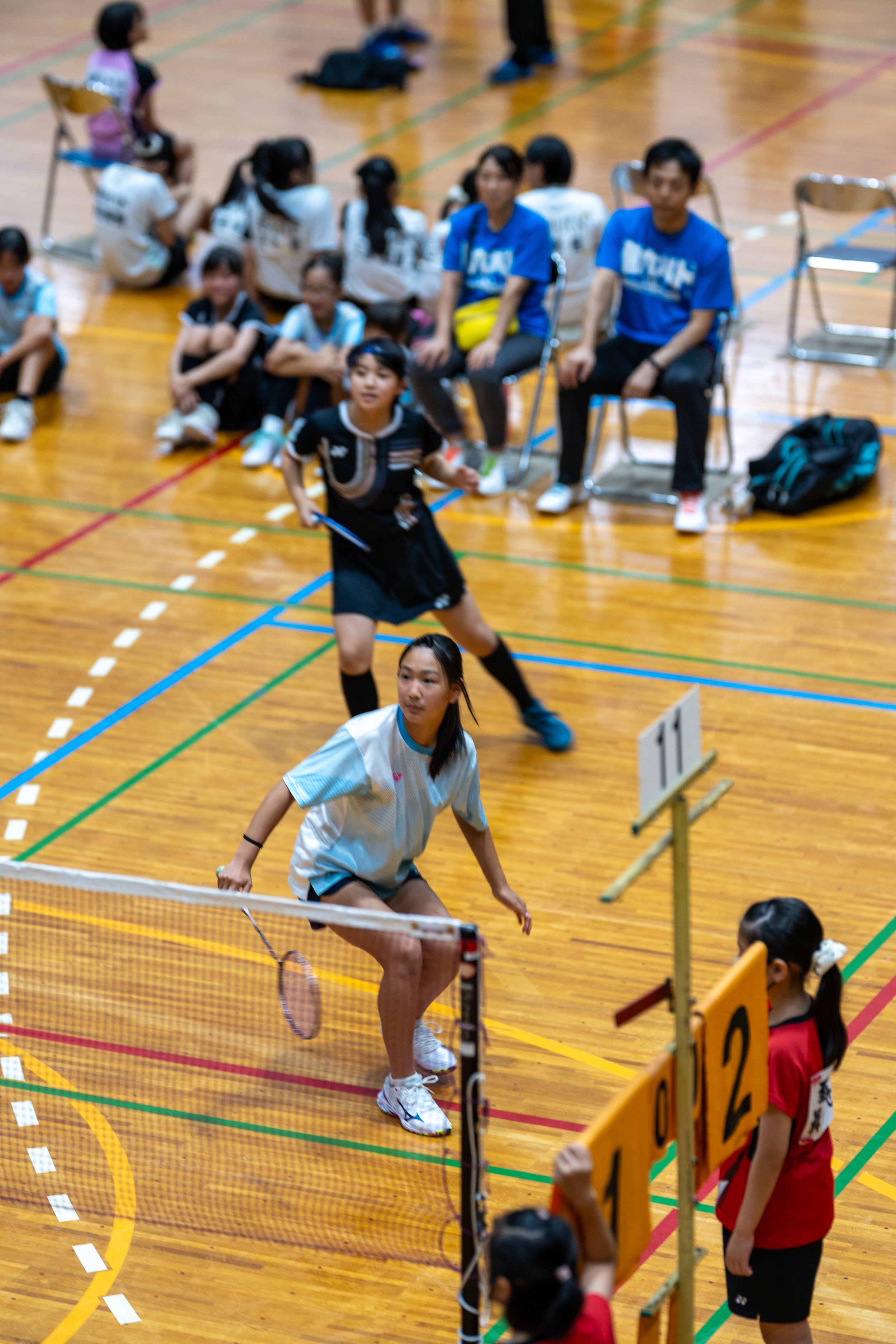 ネット際に並ぶ鶴六のダブルスペア｜第34回山形県少年少女スポーツ交流大会（新庄市体育館）
