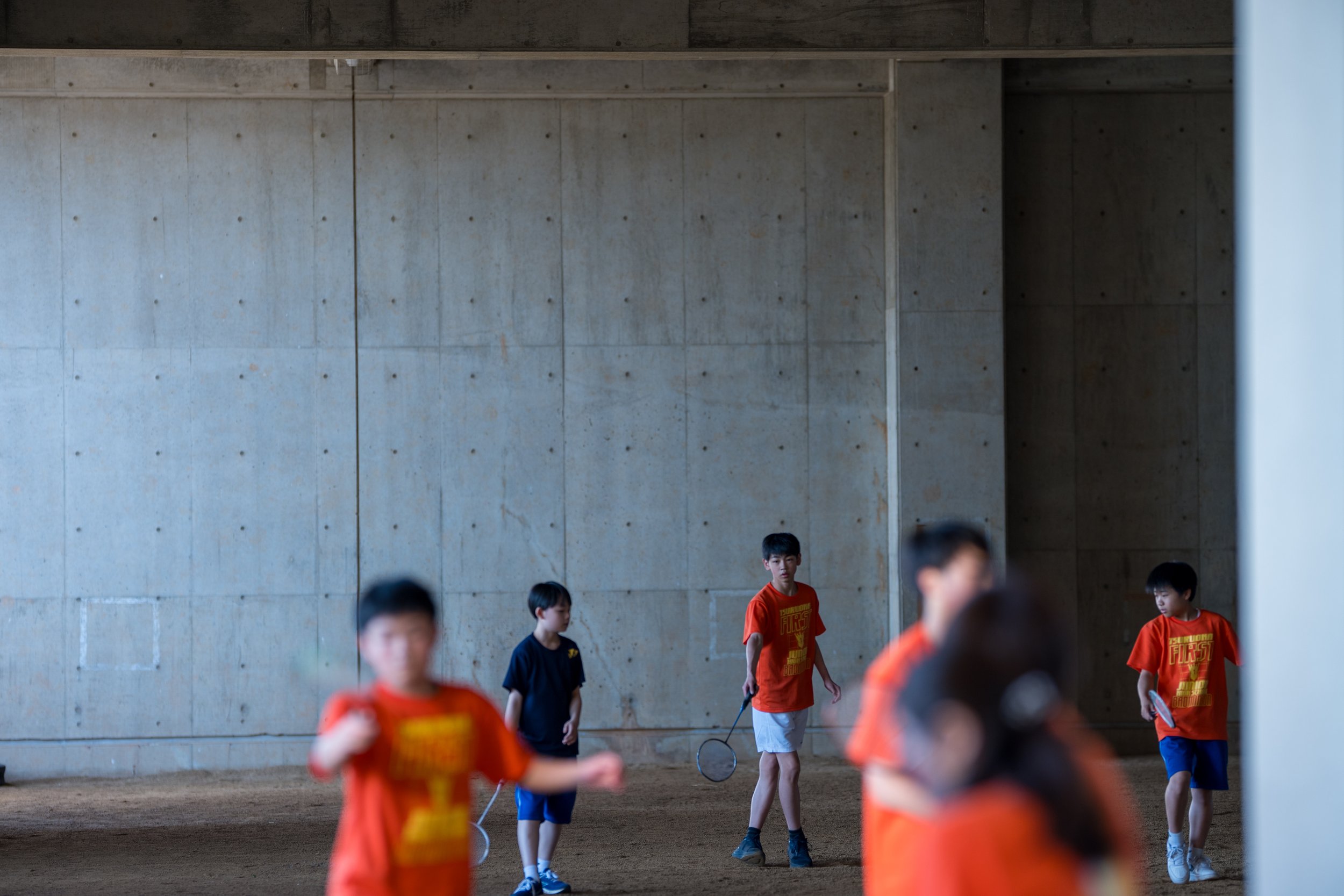 山形県鶴岡市のバドミントンチーム【BC鶴岡】地区総体2026で互いの健闘を称え合うメンバーの姿-5