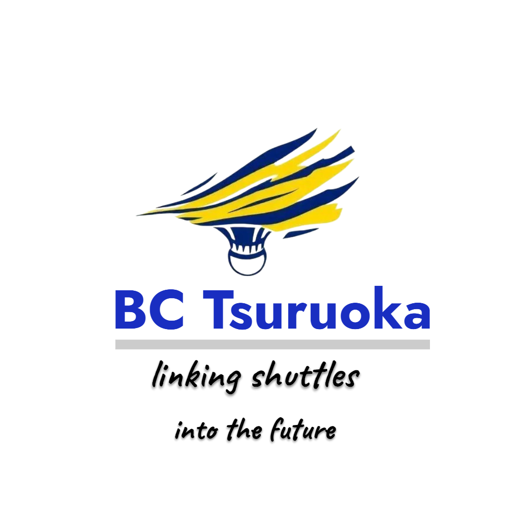 ロゴ：青い文字で『BCTsuruoka』、黄色と青の流線形の飛行機のイラスト、下に黒い文字で『linking shuttles』山形県バドミントンクラブチーム、小学生、中学生の部活動地域移行鶴岡市