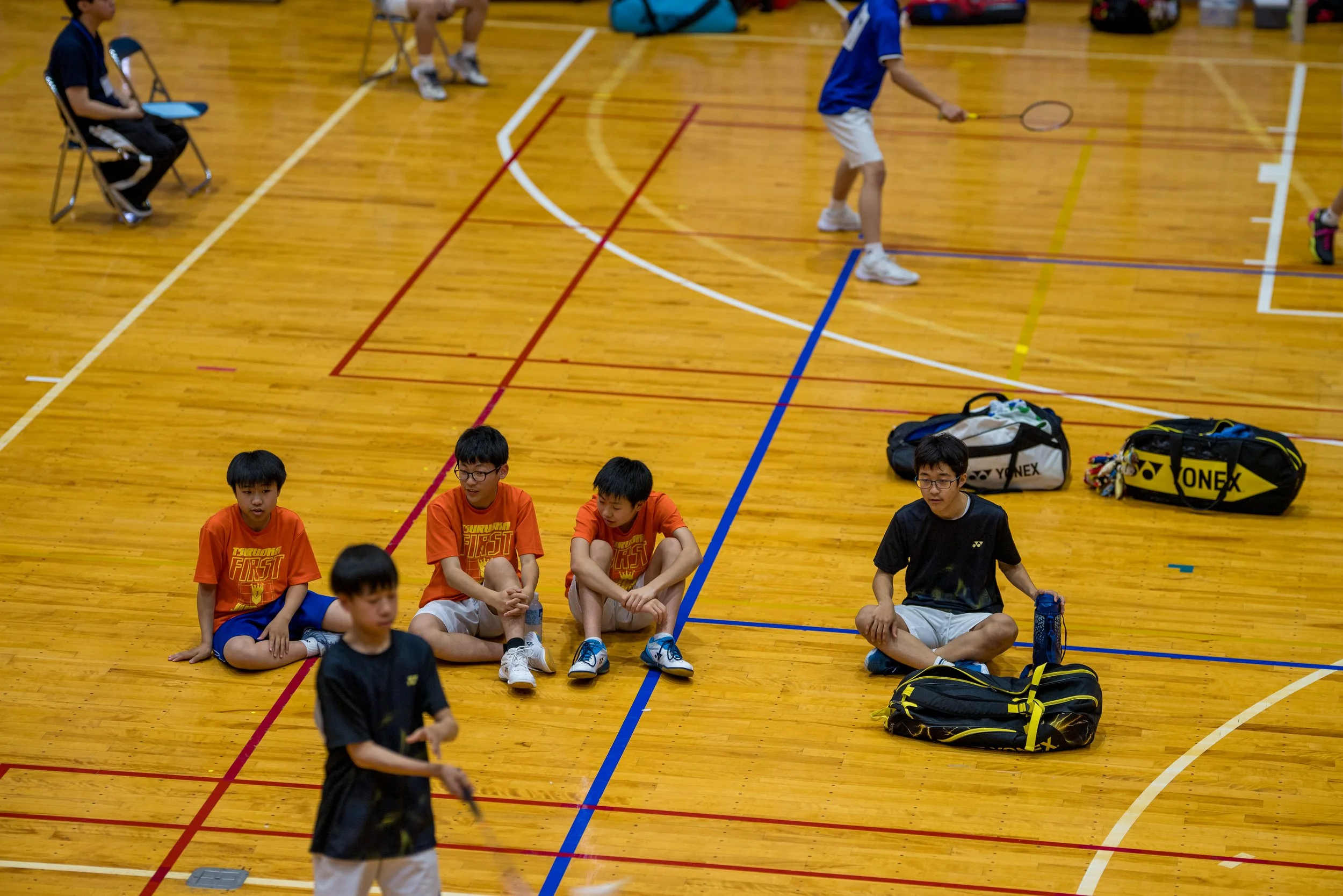 山形県鶴岡市のバドミントンチーム【BC鶴岡】地区総体2026で互いの健闘を称え合うメンバーの姿-11