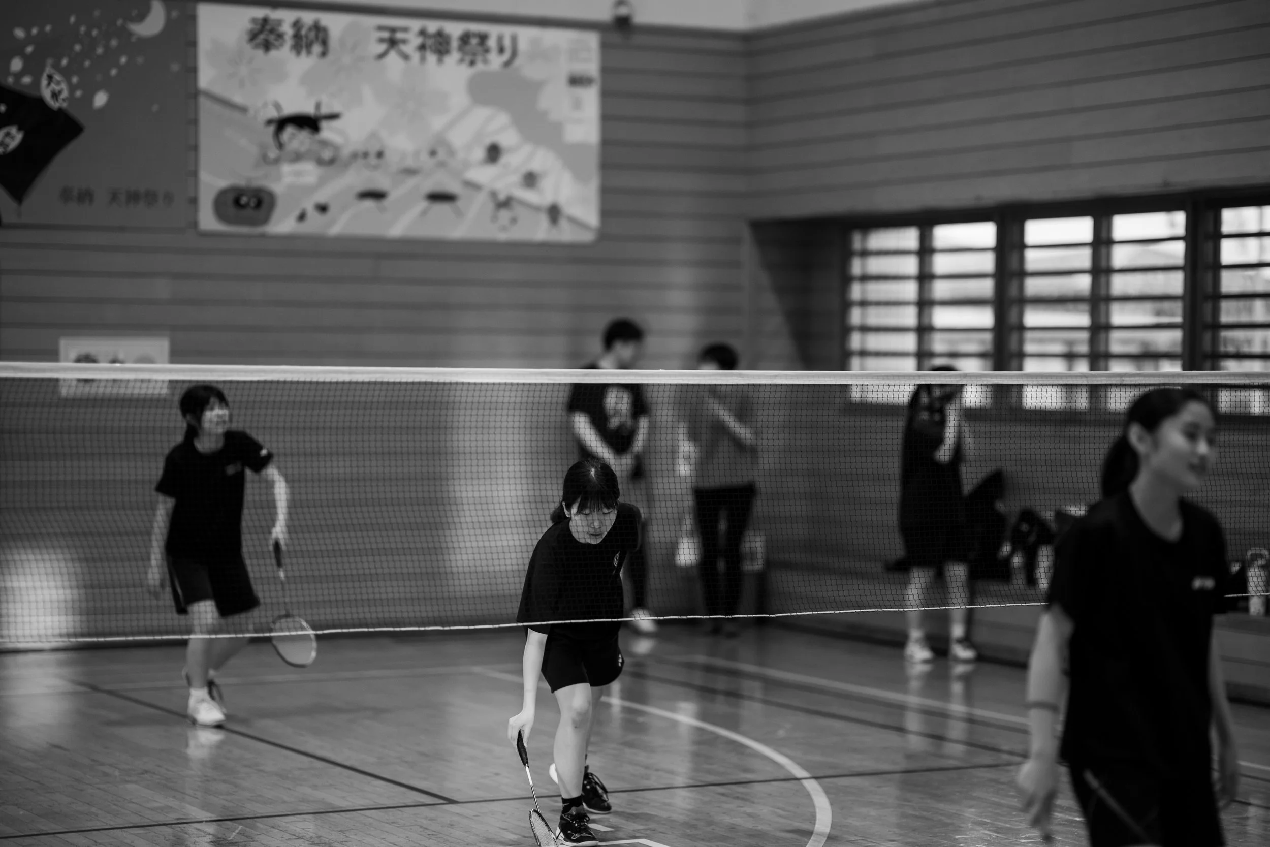 山形県鶴岡市のバドミントンクラブ「BC鶴岡」のジュニア選手。地区総体前夜の体育館でシャトルを打つ練習風景-9