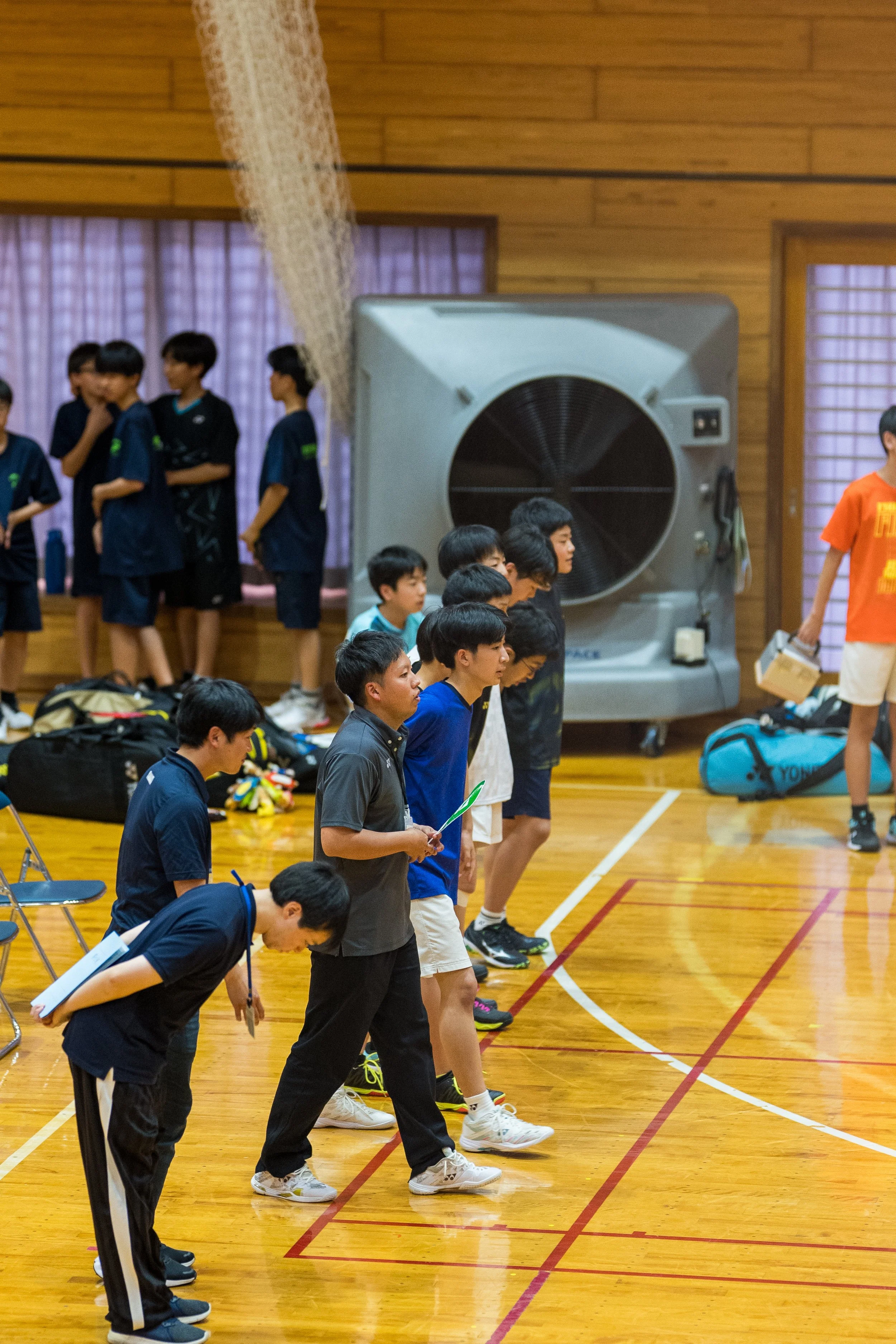 山形県鶴岡市のバドミントンチーム【BC鶴岡】地区総体2026で互いの健闘を称え合うメンバーの姿-13