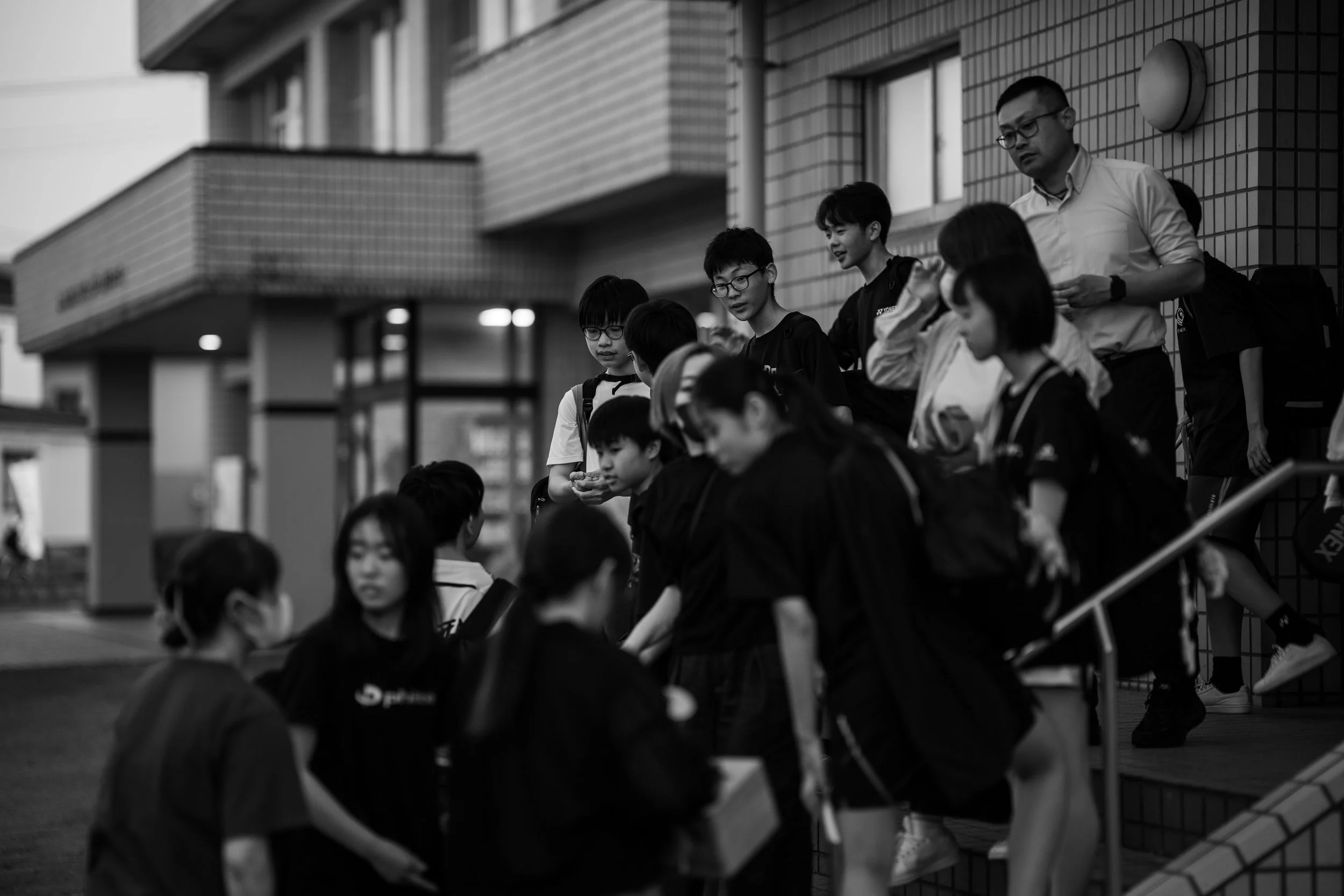 山形県鶴岡市のバドミントンクラブ「BC鶴岡」のジュニア選手。地区総体前夜の体育館でシャトルを打つ練習風景-12