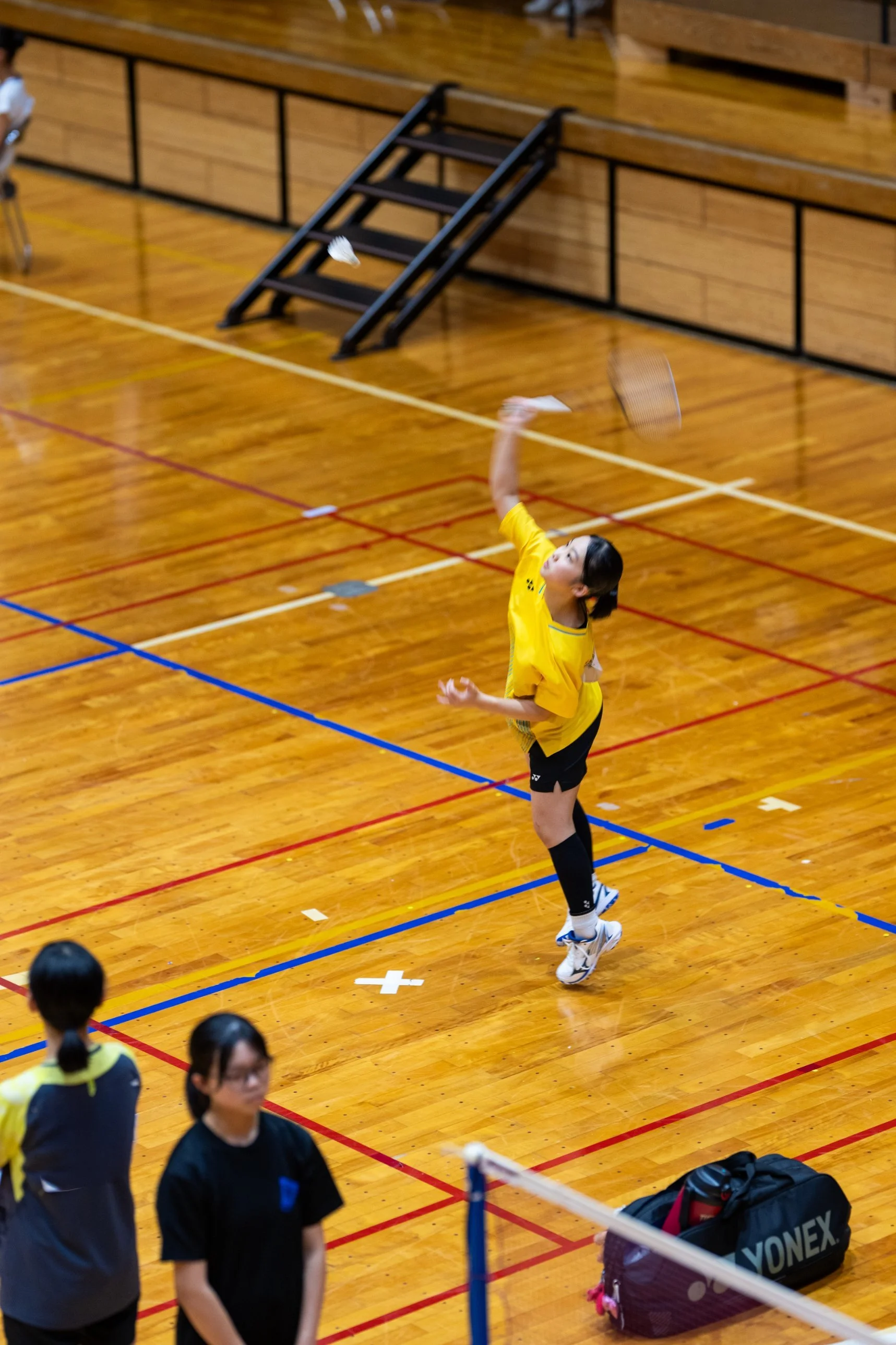 田川地区新人戦2026 バドミントン 高くジャンプしてスマッシュを打つ選手