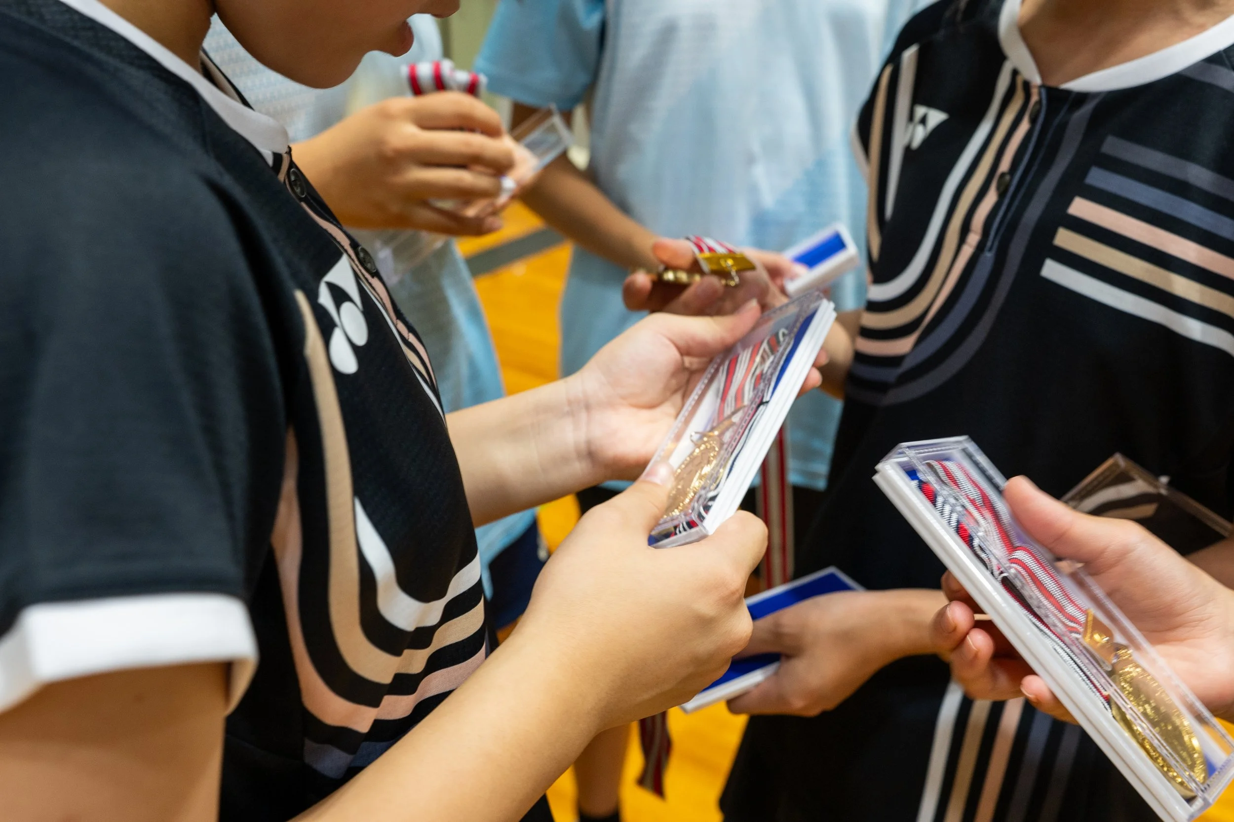 メダルを手にする鶴六の選手たちの手元｜第34回山形県少年少女スポーツ交流大会