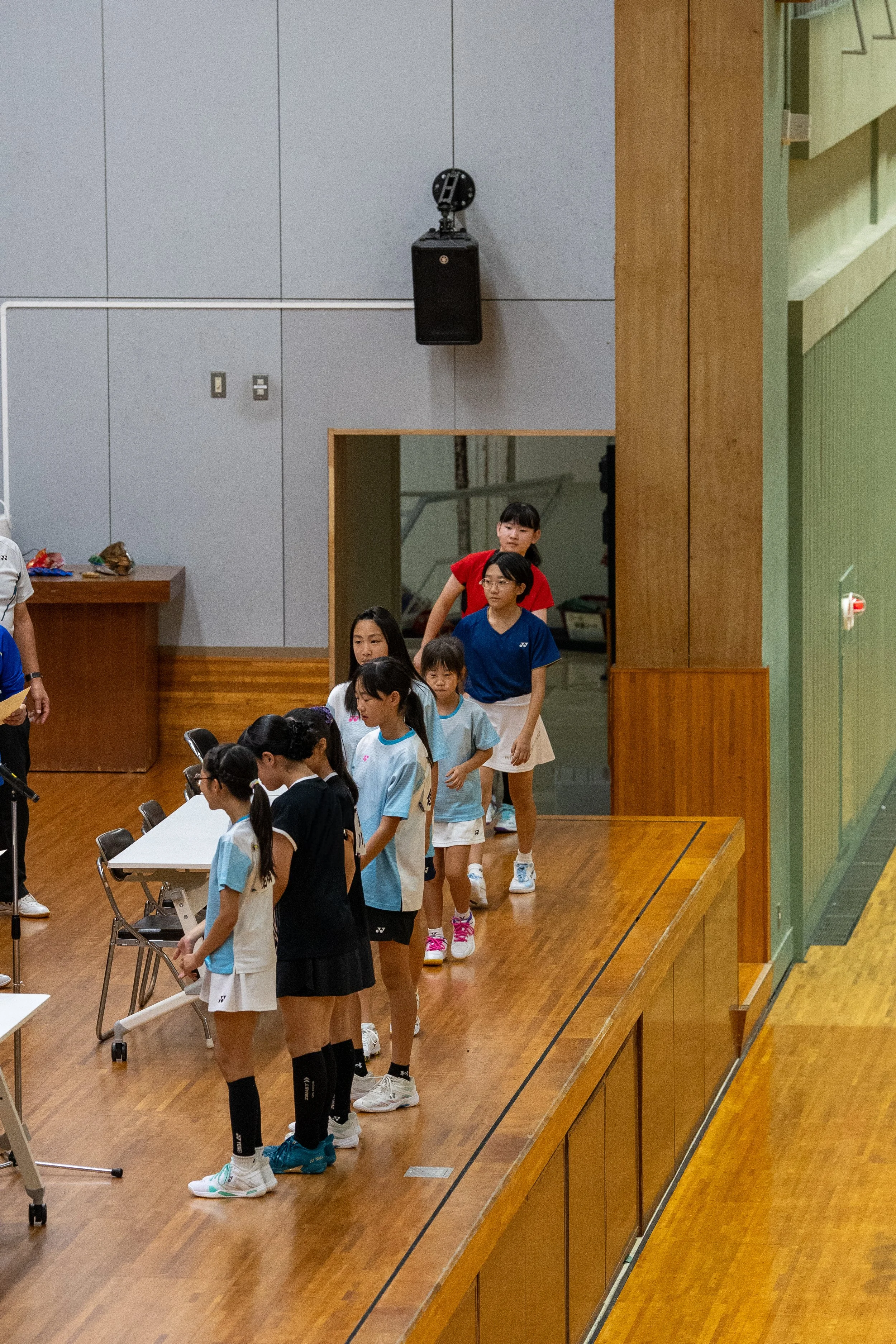 表彰式でステージに並ぶ鶴岡六学区バドミントンスポーツ少年団の選手たち｜第34回山形県少年少女スポーツ交流大会