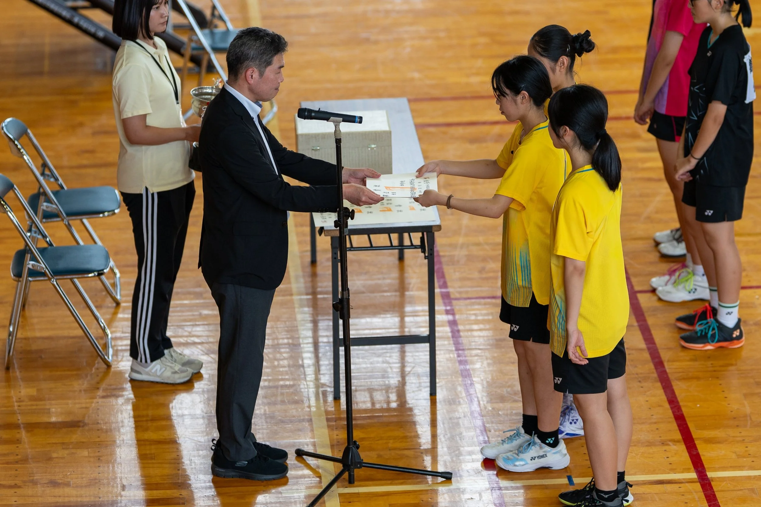 田川地区新人戦2026 山形県鶴岡市バドミントン 表彰式で賞状を受け取る選手たち