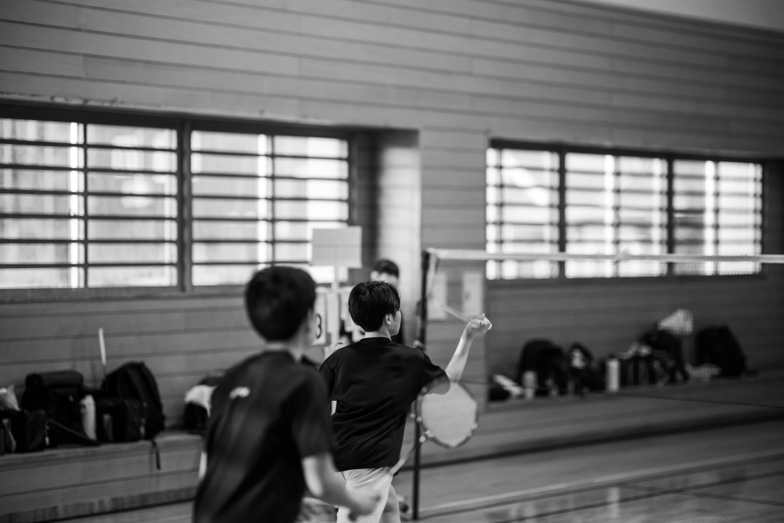 山形県鶴岡市のバドミントンクラブ「BC鶴岡」のジュニア選手。地区総体前夜の体育館でシャトルを打つ練習風景-4