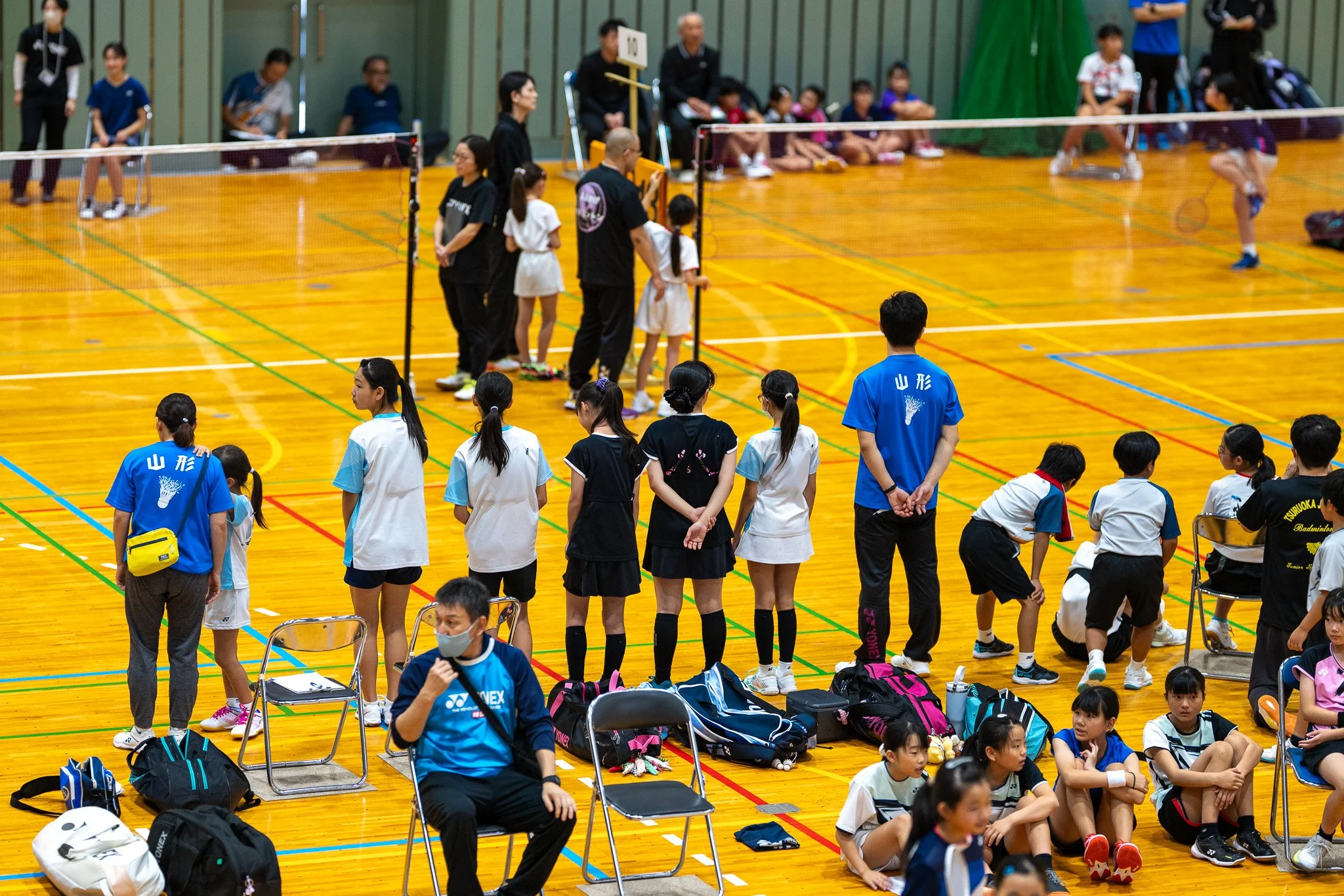 試合前に整列する鶴岡六学区バドミントンスポーツ少年団の女子選手｜山形県のバドミントン大会