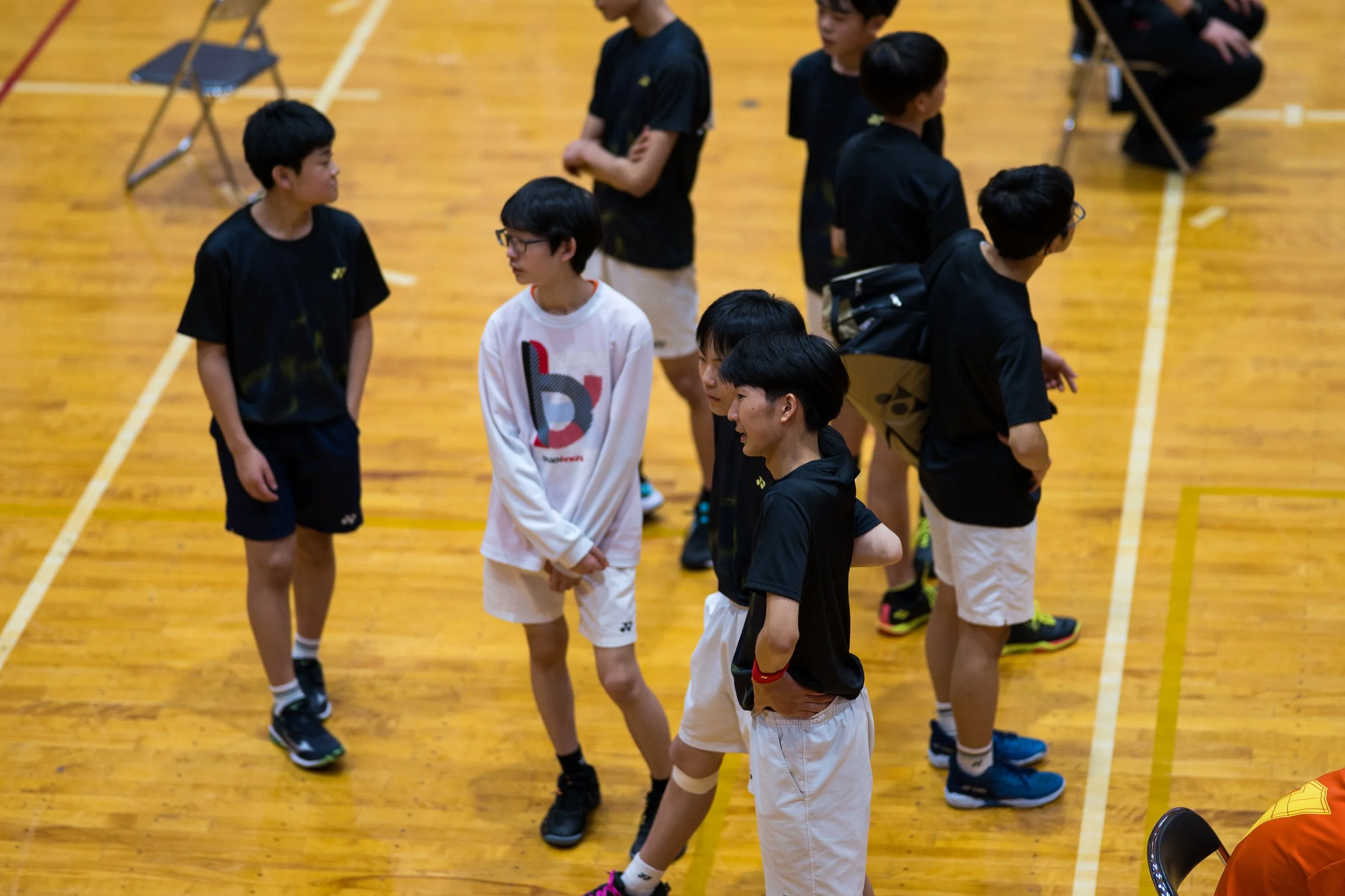 山形県鶴岡市のバドミントンチーム【BC鶴岡】地区総体2026で互いの健闘を称え合うメンバーの姿-4