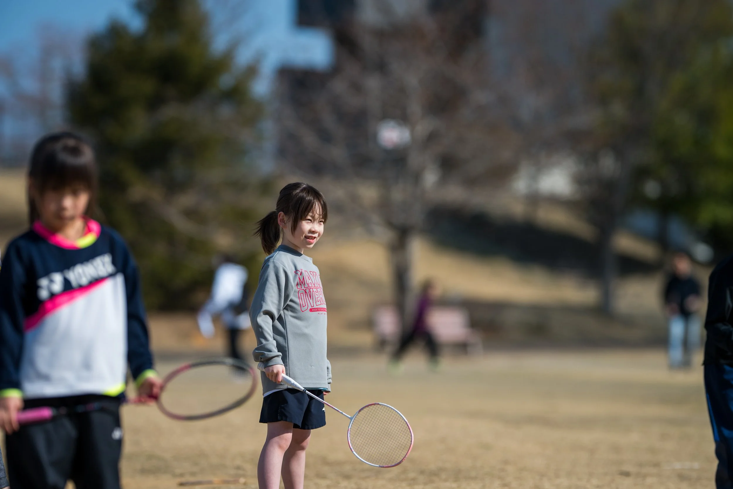 公園でバドミントンをしている子供たち。