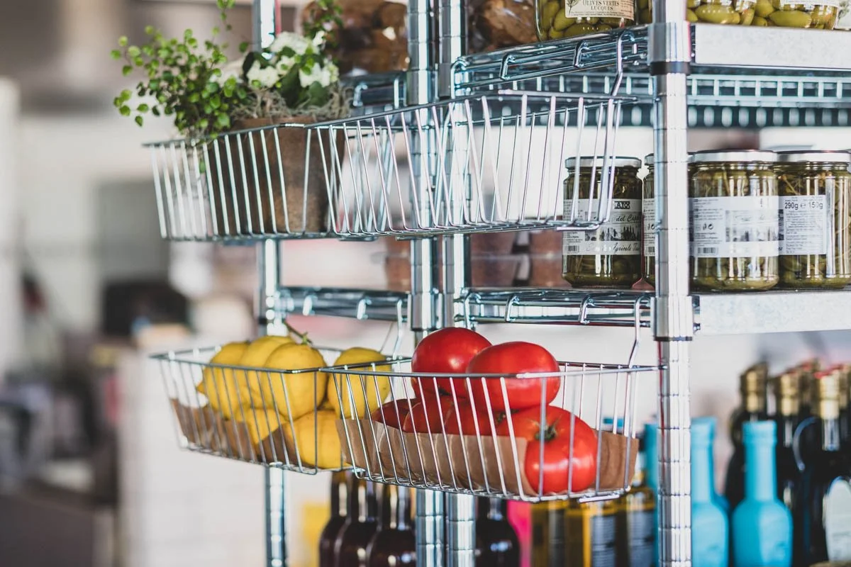 Färska grönsaker och delikatesser som borde finnas i varje kök med självaktning