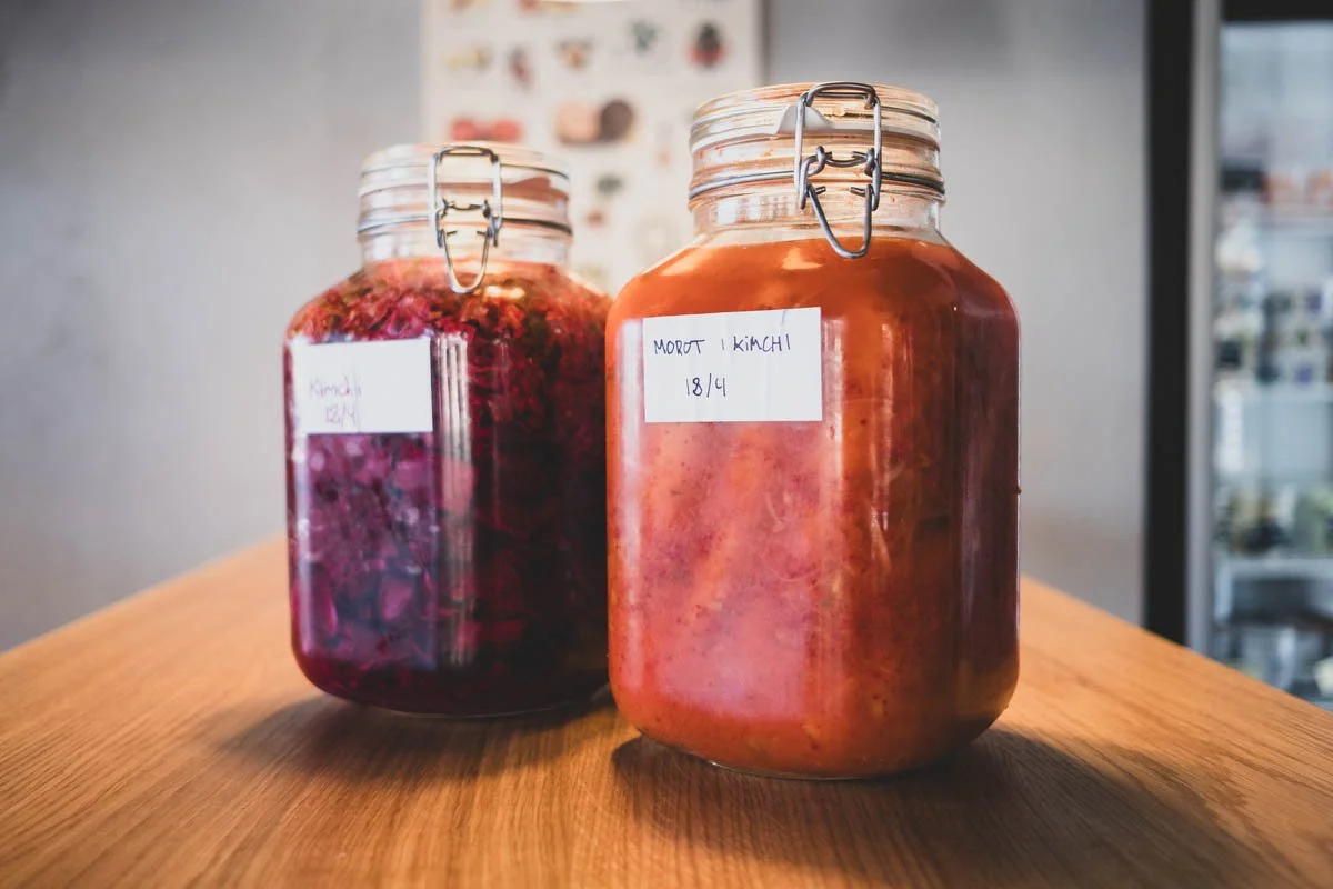 Glasburkar med kimchi och morot och kimchi