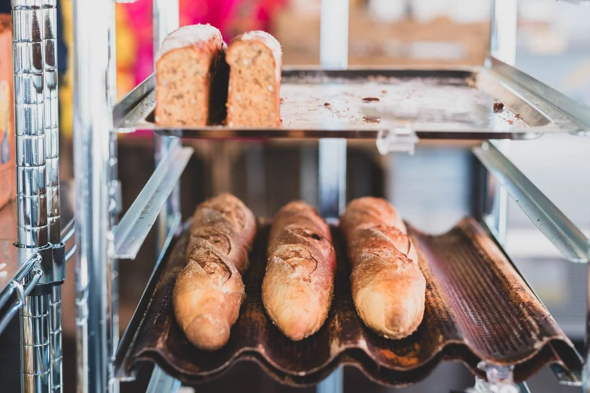 Alltid nybakat surdegsbröd i butiken.