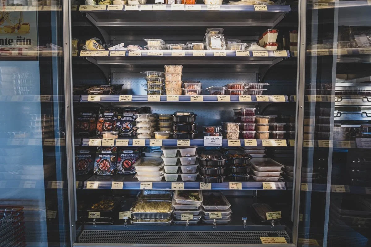 Kylda matvaror, såser och delikatesser att ta med hem.