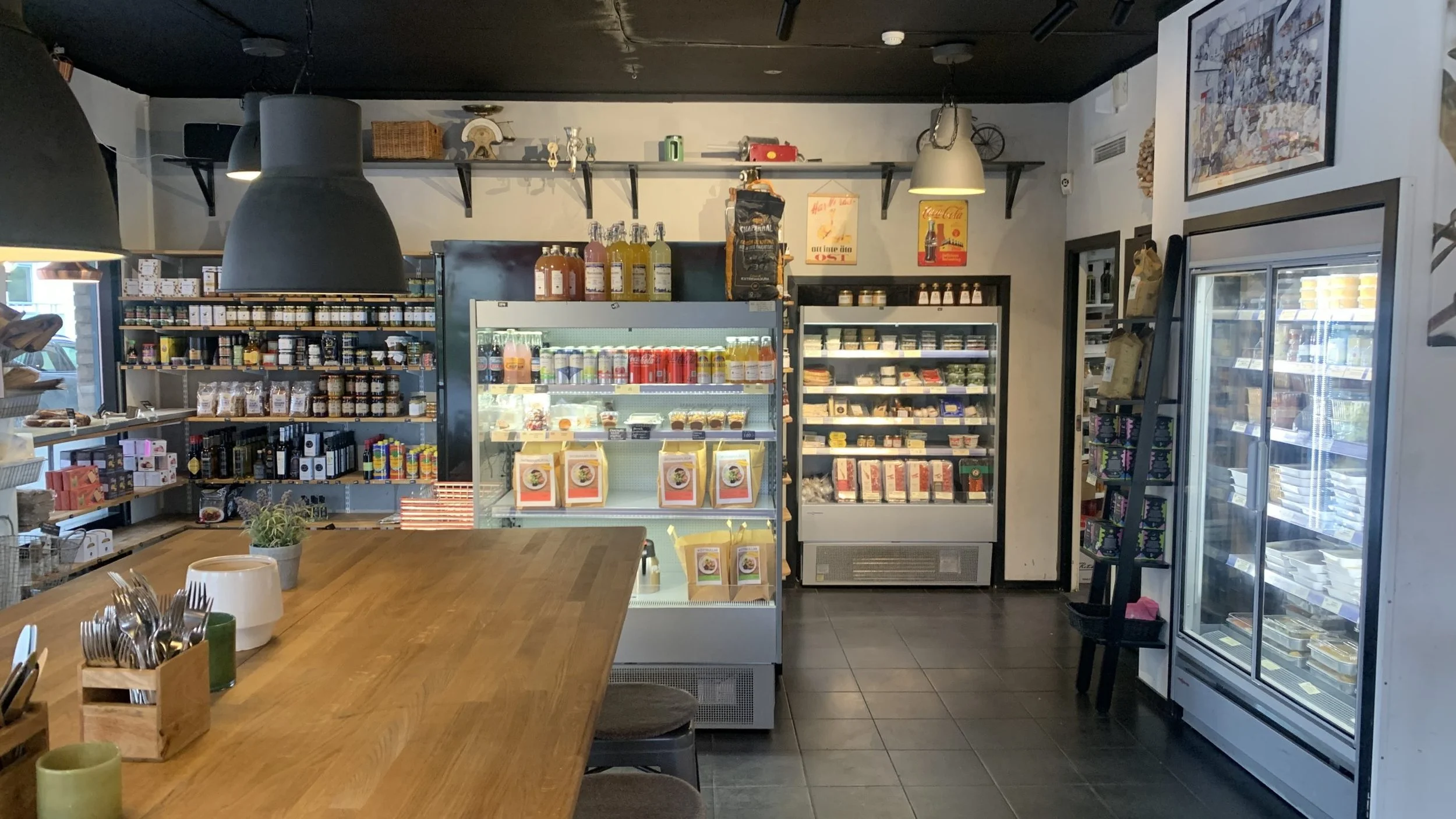 Delibutik med matvaror och färdiglagade rätter