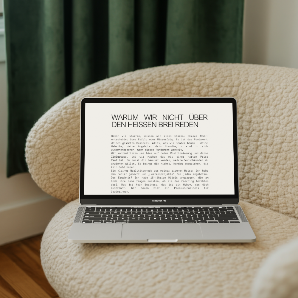 Laptop auf einem gemütlichen, beige, kuscheligen Sessel mit Text auf dem Bildschirm, der auf Deutsch das Thema »WARUM WIR NICHT ÜBER DEN HEISSEN BREI REDEN« behandelt.