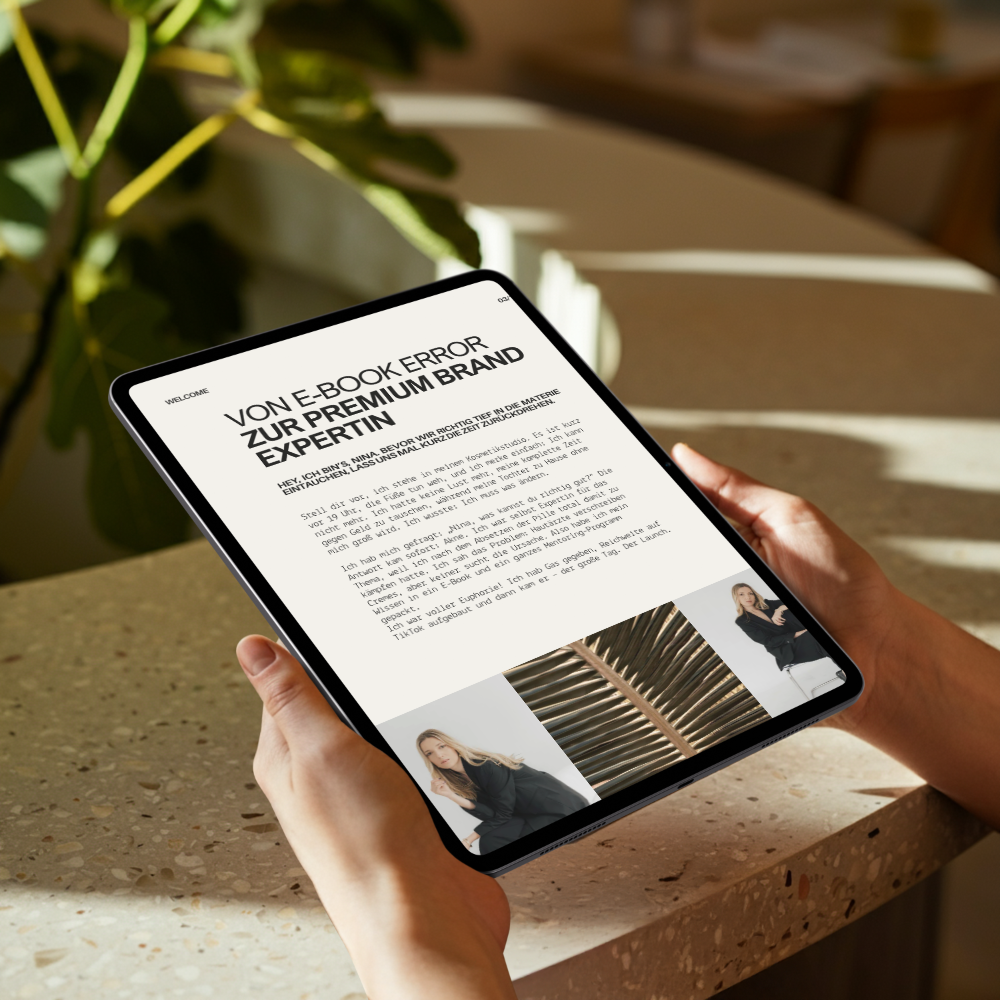 Ein Mensch hält ein Tablet, das eine Webseite mit einem Artikel über einen E-Book-Fehler beim Export zeigt, am Tag in einer gut beleuchteten Umgebung. Die Webseite enthält Bilder, darunter ein Porträt einer Frau und eine abstrakte Illustration.