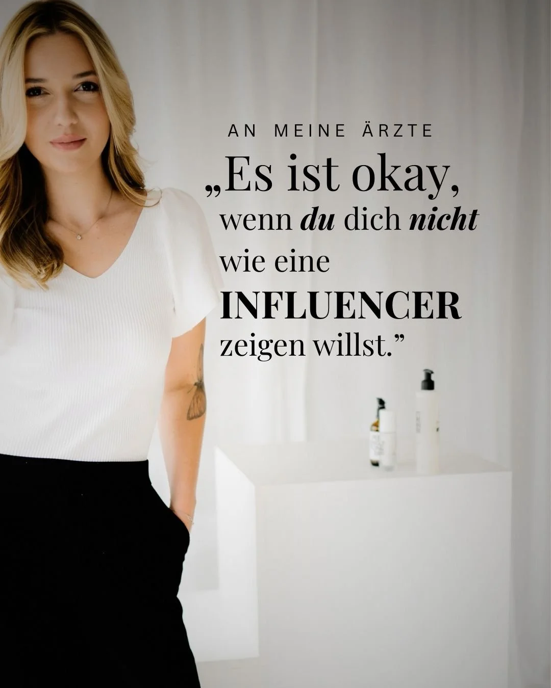 Deutsche Texttafel an einer weißen Wand mit einem Portrait einer jungen Frau mit blonden Haaren in weißem Oberteil und schwarzen Hosen neben einem weißen Tisch mit Kosmetikprodukten