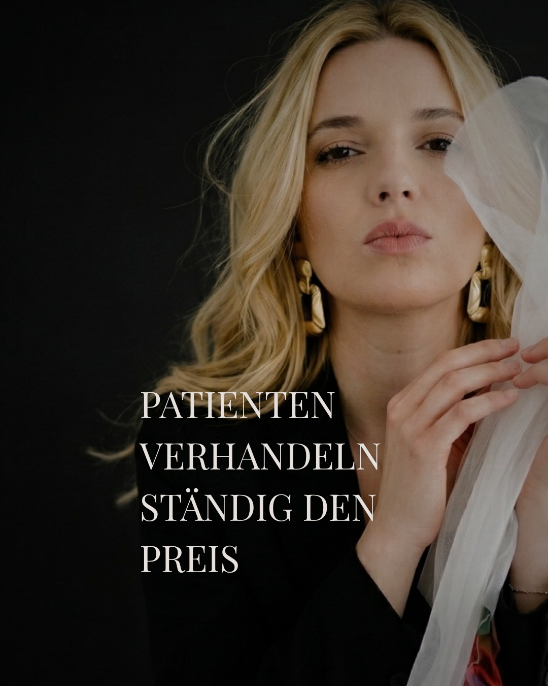 Nahaufnahme einer ernst aussehenden jungen Frau mit blonden, gewellten Haaren, großen goldenen Ohrringen und einem schwarzen Outfit, die einen weißen Stoff in der Hand hält, vor dunklem Hintergrund, mit deutschem Text: "PATIENTEN VERHANDELN STÄNDIG DEN PREIS".