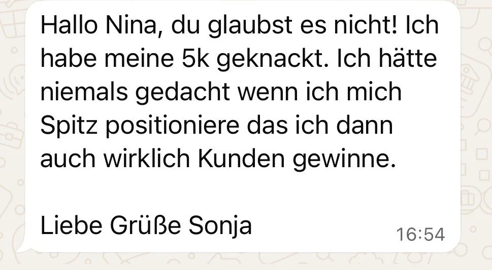 Screenshot eines WhatsApp-Chatverlaufs mit einer Nachricht von Sonja an Nina, in der sie ihre 5-kilogramm-Gewichtsabnahme erwähnt.