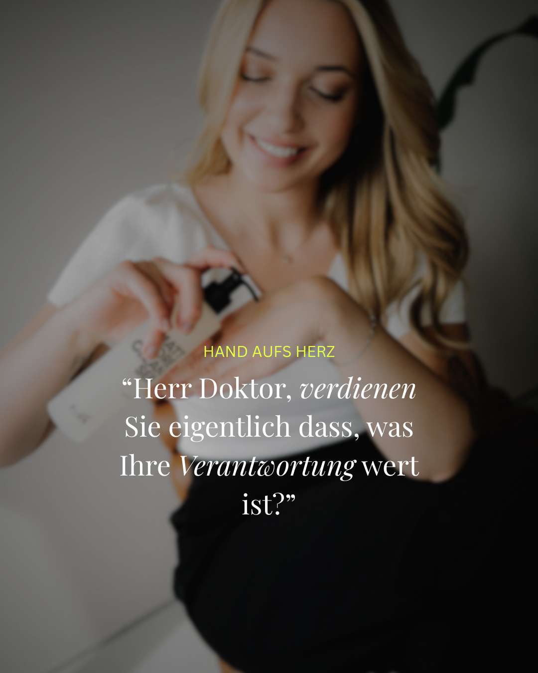 Eine lachende Frau, die sich einen Sonnenschutz auf die Haut aufträgt, während sie sich in einem Raum befindet.