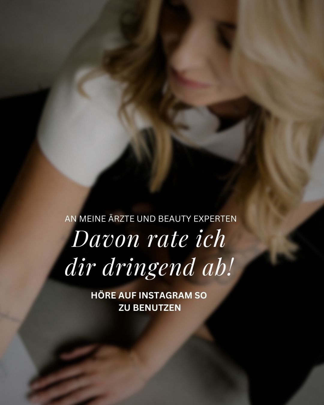 Verpixeltes Bild einer Frau mit blondem, gewelltem Haar, die sich nach unten beugt, mit Text in Deutsch über medizinische Beratung und Instagram-Anleitung.