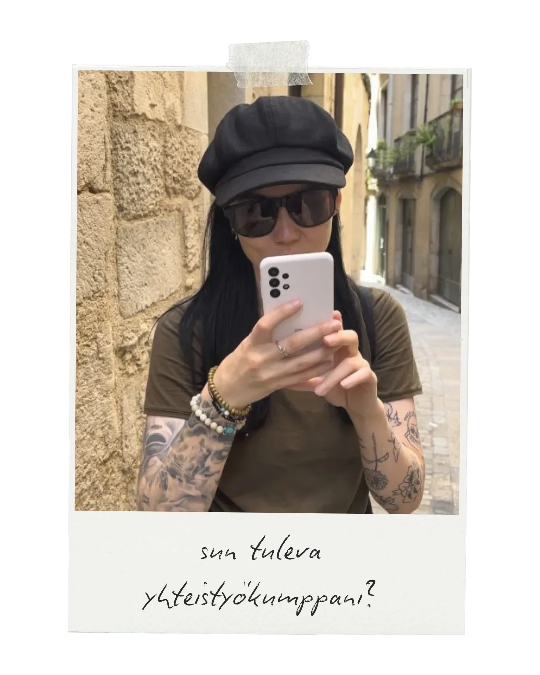 Nuori nainen ottaa selfie-kuvan kaupunkimaisemassa.