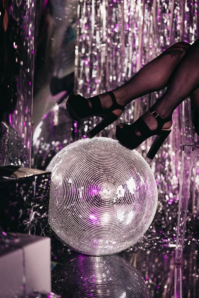 Kengät ja discopallo.