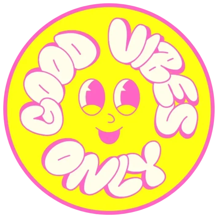 Keltainen hymyilevä logo tekstillä 'Good Vibes Only'.