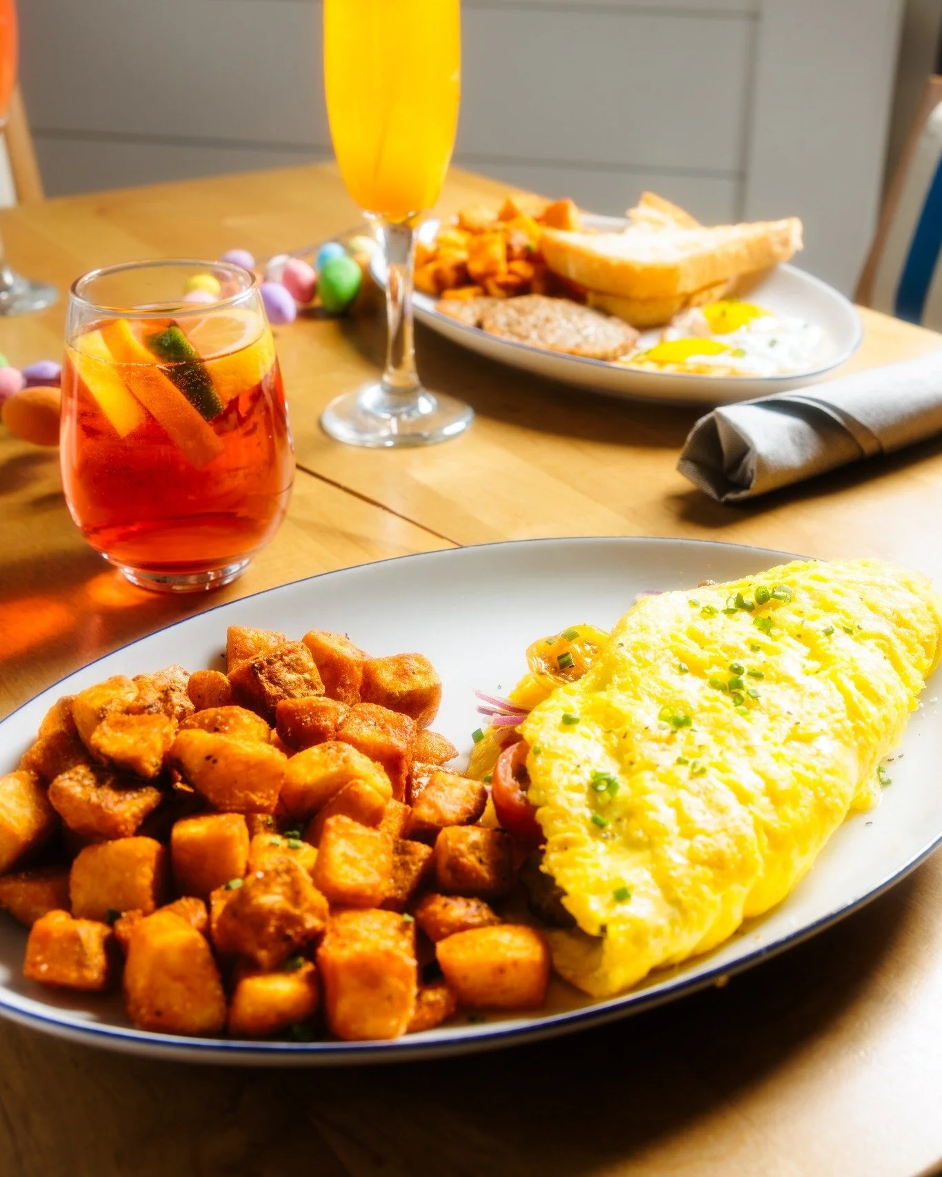 🍳 Easter Brunch is almost here and we couldn't be more ready! 

Come build your own Omelet or keep it classic with our 2 Egg Breakfast - honestly, you can't go wrong either way. 

This Sunday, 11am-3pm at Red's! No reservations needed.