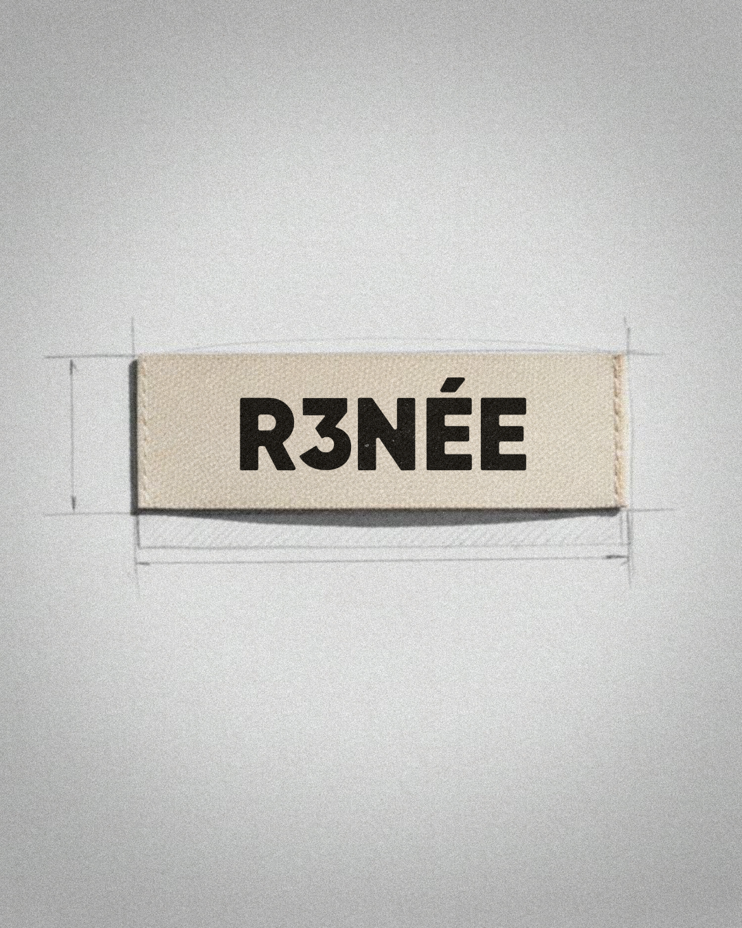 Un panneau avec le texte 'R3NÉE' en lettres noires sur fond beige, entouré de lignes de dessin techniques.