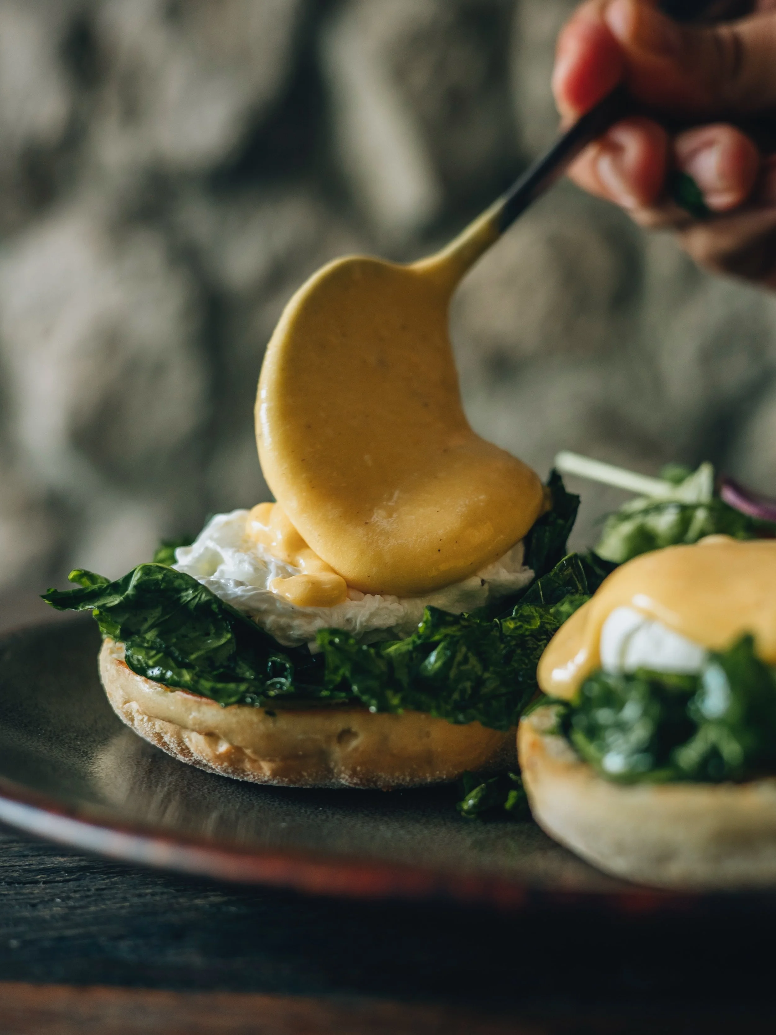 Eggs Benedict with a Mayan touch 🌿
featuring a hollandaise with xcatic chile &mdash; soft, sweet, and herbal &mdash;
and chaya, known as the region&rsquo;s spinach.
That traditional element that changes everything.
Choose your version: with bacon or