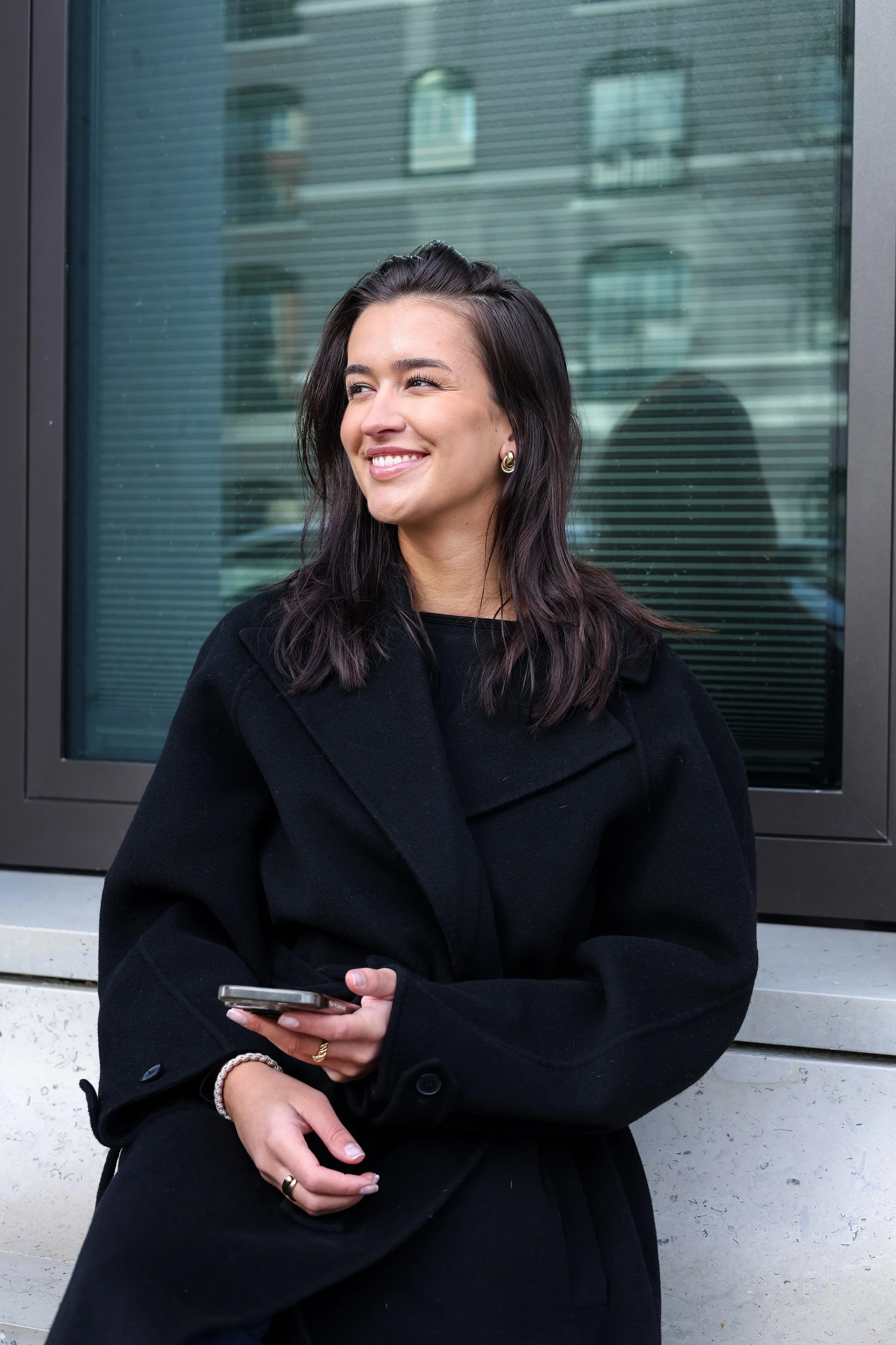 Danine met telefoon.jpg