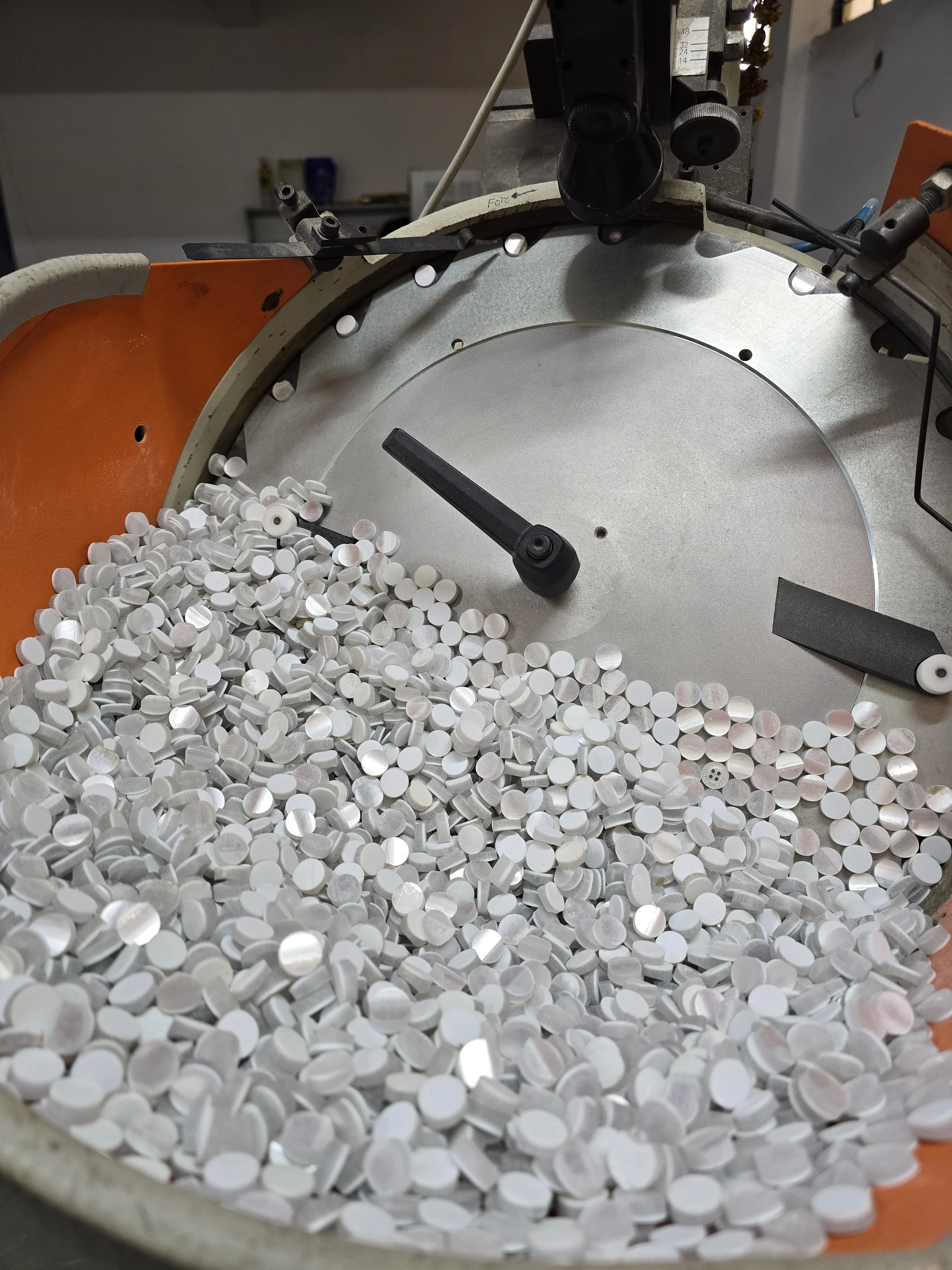 Polyester shirt, white pearl shell imitation buttons for the production of shirt buttons for pearl effect, processed in automatic italian turning macine for better production and precision